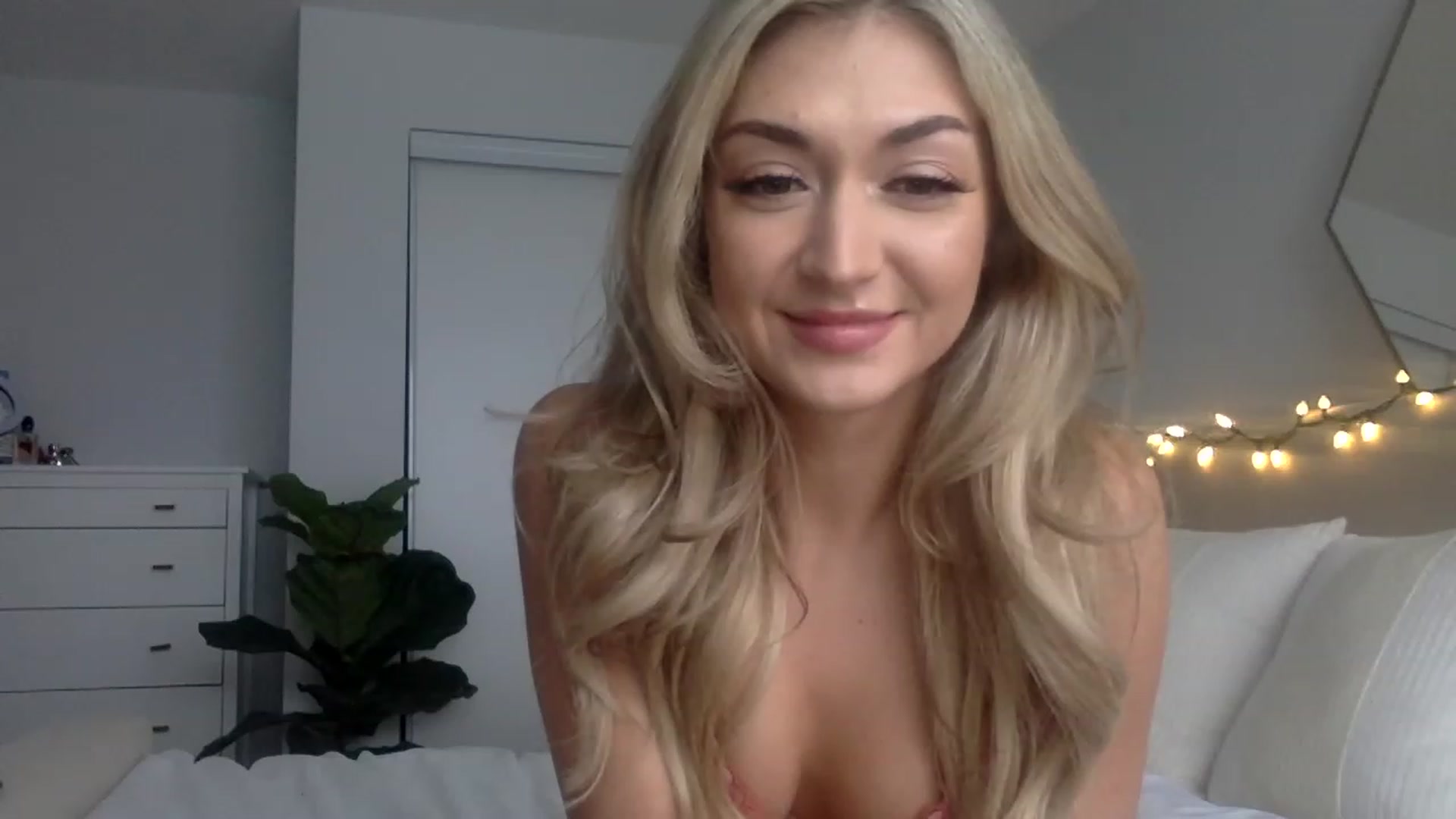 Gallery image thumbnail from JessaxJade's myfreecams stream on, 12/23/2022, 20:59 image 13 of 20