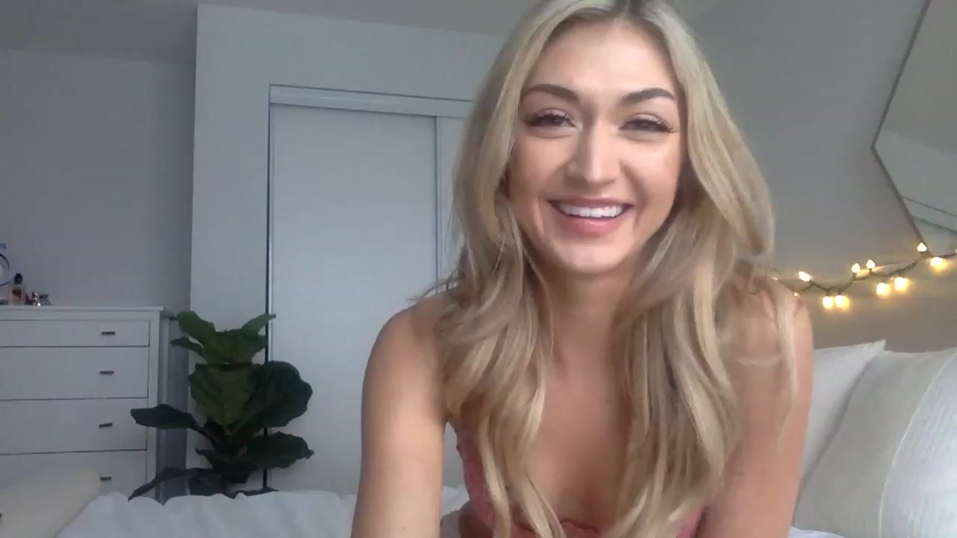 Gallery image thumbnail from JessaxJade's myfreecams stream on, 12/23/2022, 20:59 image 18 of 20