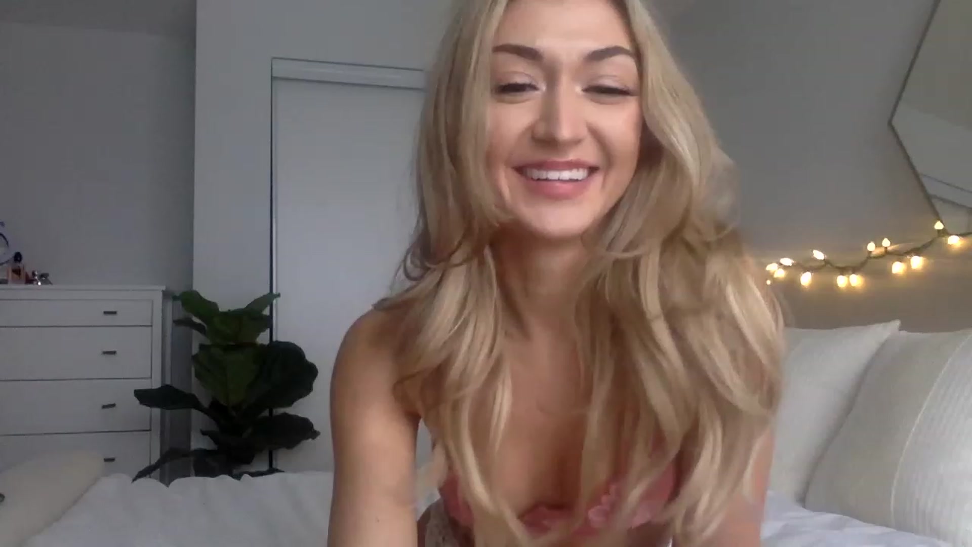 Gallery image thumbnail from JessaxJade's myfreecams stream on, 12/23/2022, 20:59 image 4 of 20