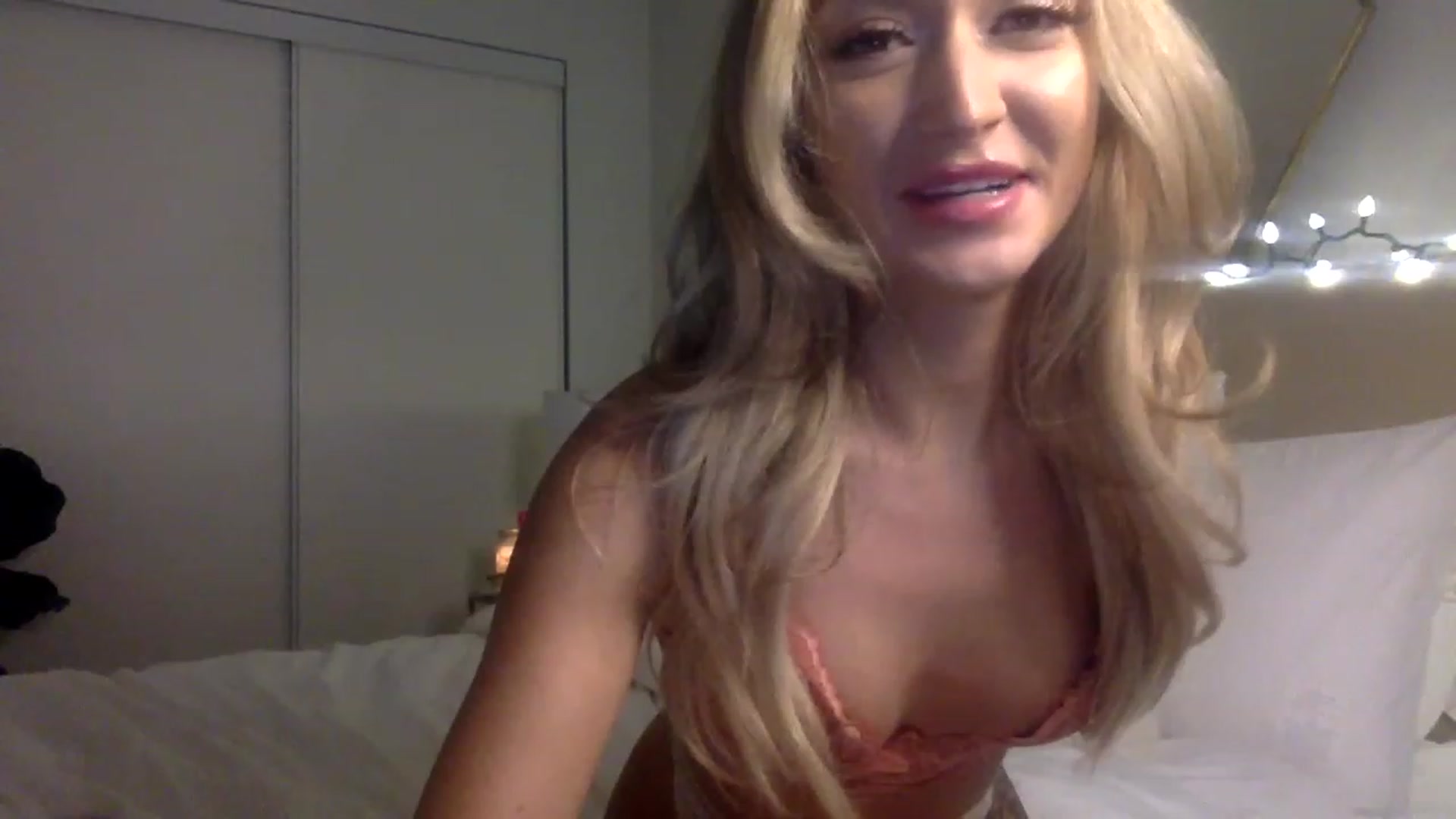 Gallery image thumbnail from JessaxJade's myfreecams stream on, 12/23/2022, 22:43 image 20 of 20