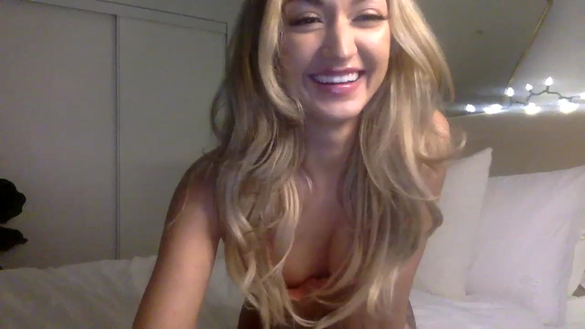 Gallery image thumbnail from JessaxJade's myfreecams stream on, 12/23/2022, 22:43 image 1 of 20