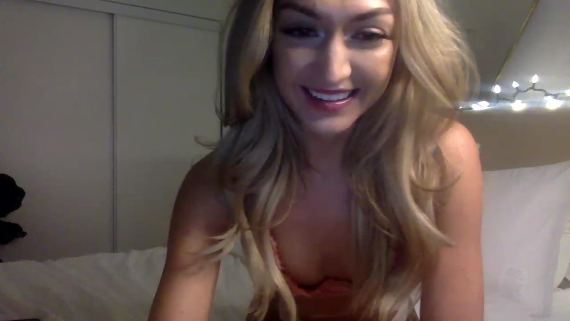 Gallery image thumbnail from JessaxJade's myfreecams stream on, 12/23/2022, 22:43 image 15 of 20