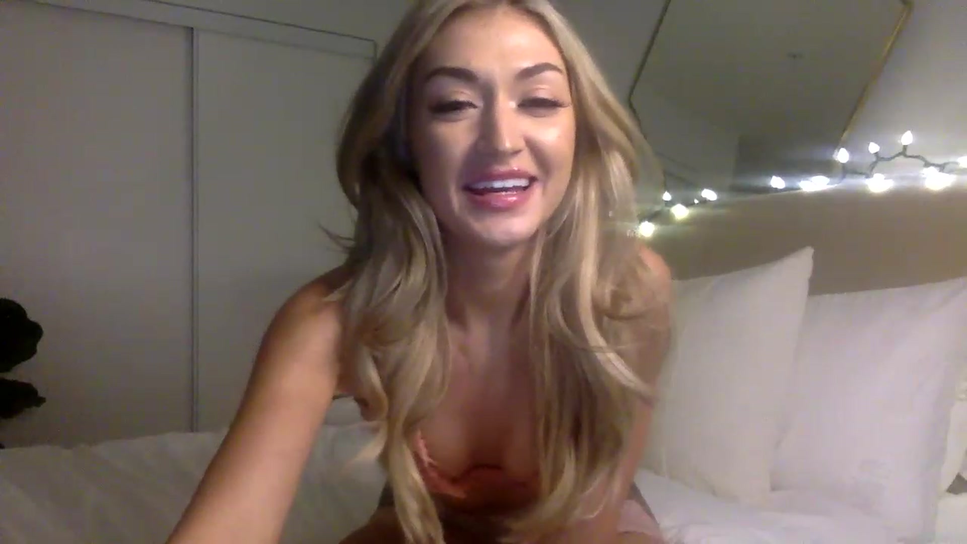 Gallery image thumbnail from JessaxJade's myfreecams stream on, 12/23/2022, 22:43 image 3 of 20