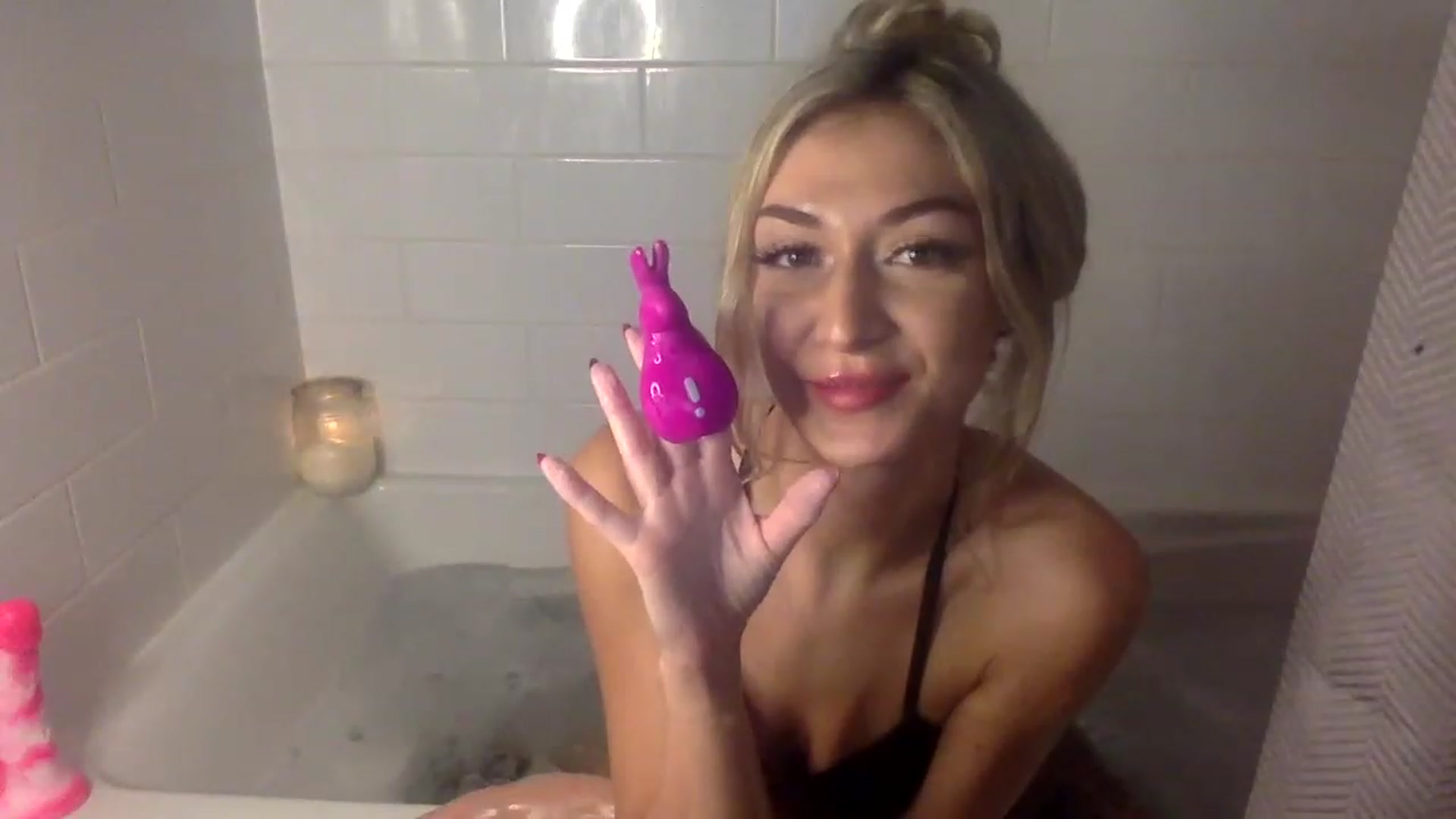 Gallery image thumbnail from JessaxJade's myfreecams stream on, 12/24/2022, 01:34 image 15 of 20