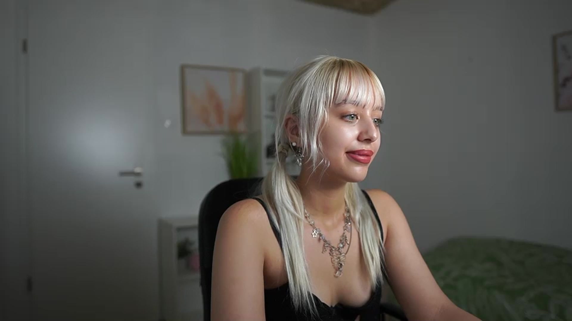 Gallery image thumbnail from JesseJane__'s myfreecams stream on, 02/25/2024, 14:03 image 9 of 20