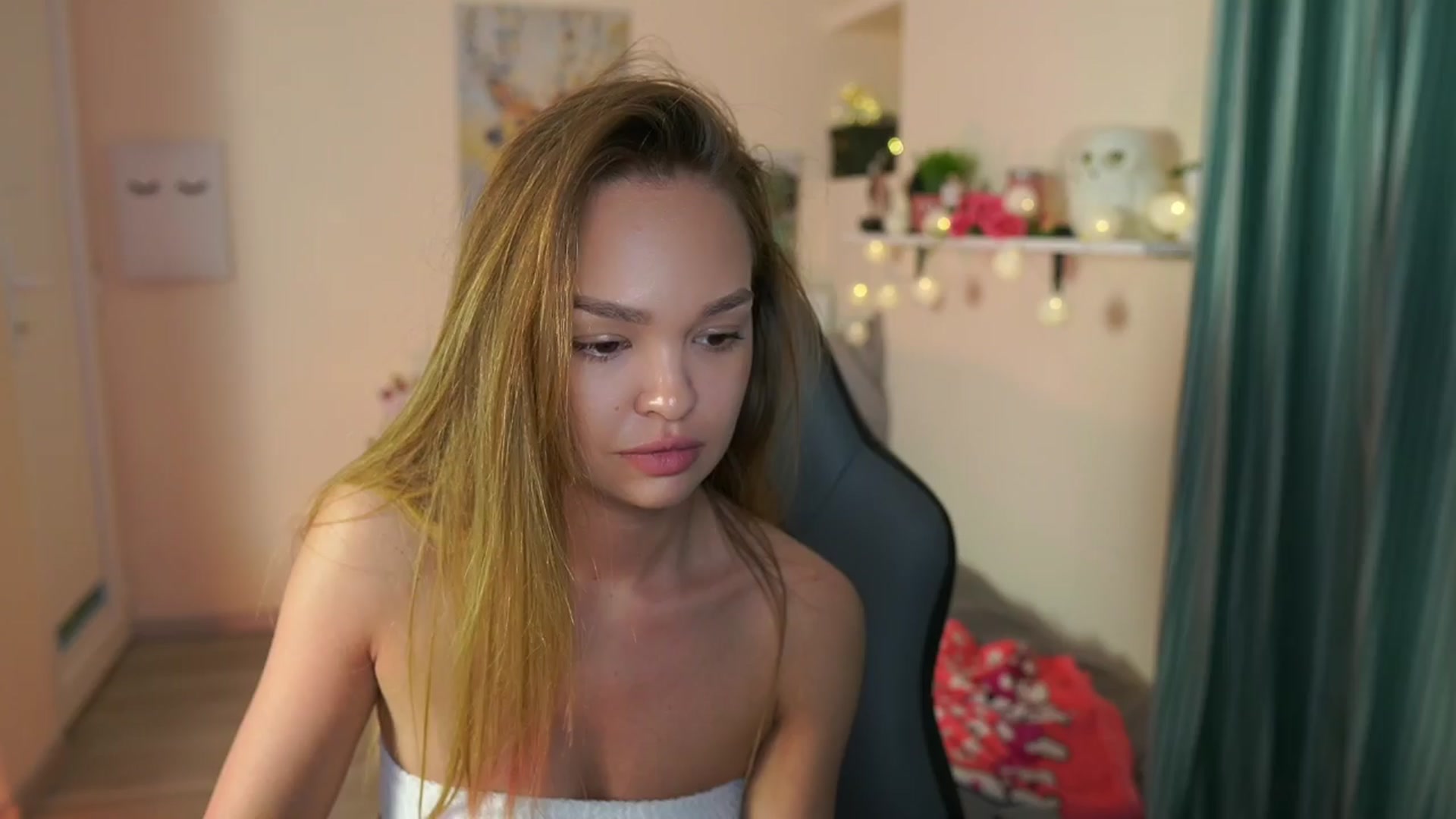 Gallery image thumbnail from Jesse__Jane__'s myfreecams stream on, 04/01/2024, 16:24 image 14 of 20