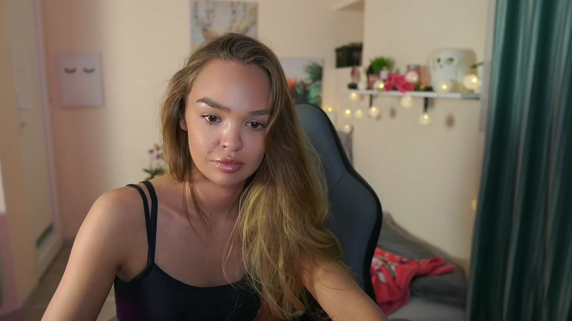 Gallery image thumbnail from Jesse__Jane__'s myfreecams stream on, 04/07/2024, 21:53 image 8 of 20