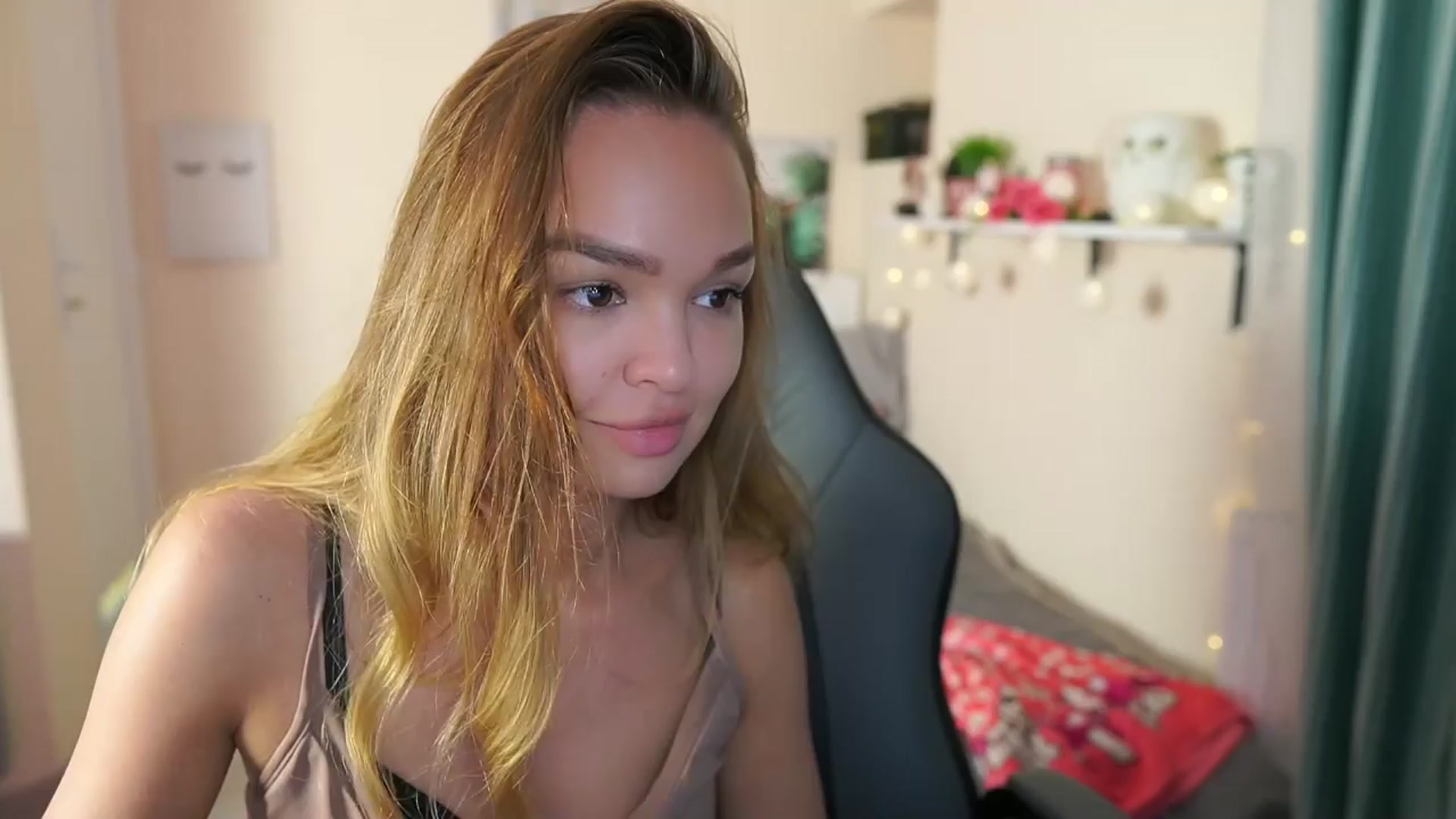 Gallery image thumbnail from Jesse__Jane__'s myfreecams stream on, 04/08/2024, 17:47 image 3 of 20