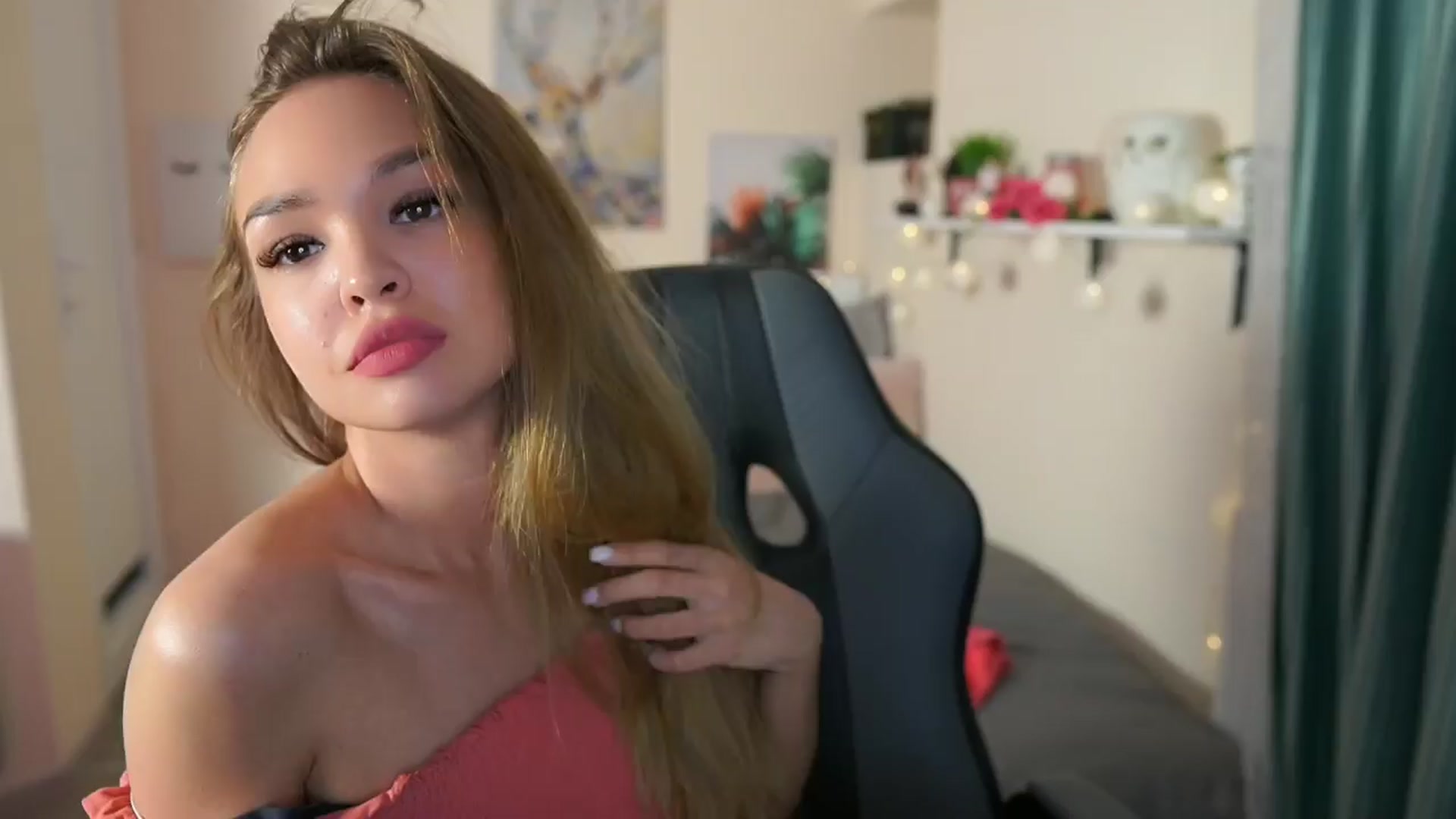 Gallery image thumbnail from Jesse__Jane__'s myfreecams stream on, 04/10/2024, 07:14 image 7 of 20