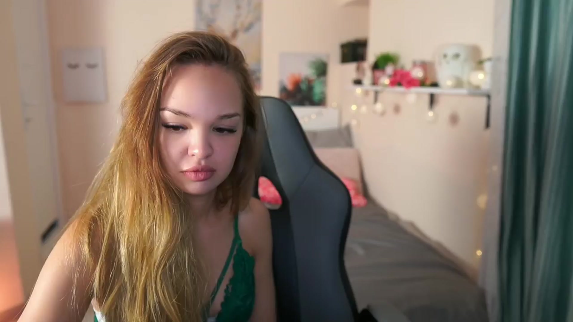 Gallery image thumbnail from Jesse__Jane__'s myfreecams stream on, 04/14/2024, 06:39 image 17 of 20