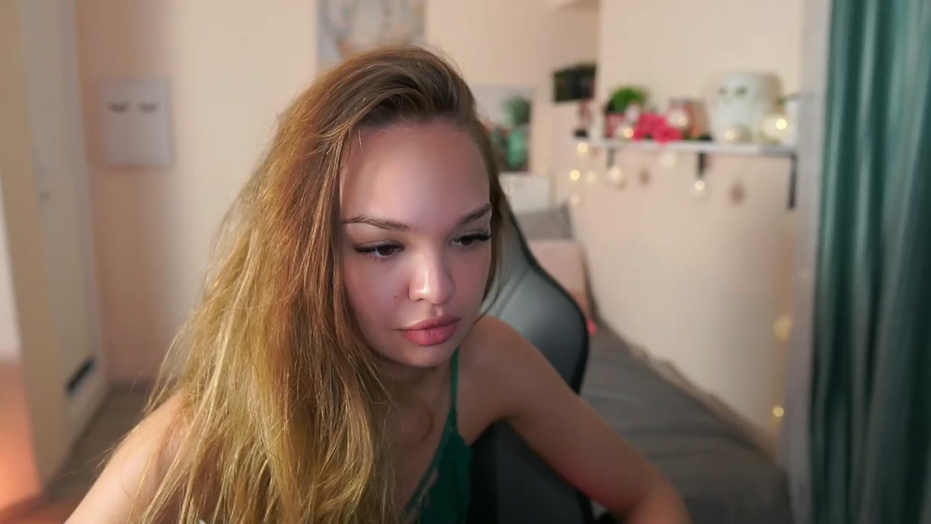 Gallery image thumbnail from Jesse__Jane__'s myfreecams stream on, 04/14/2024, 06:39 image 16 of 20