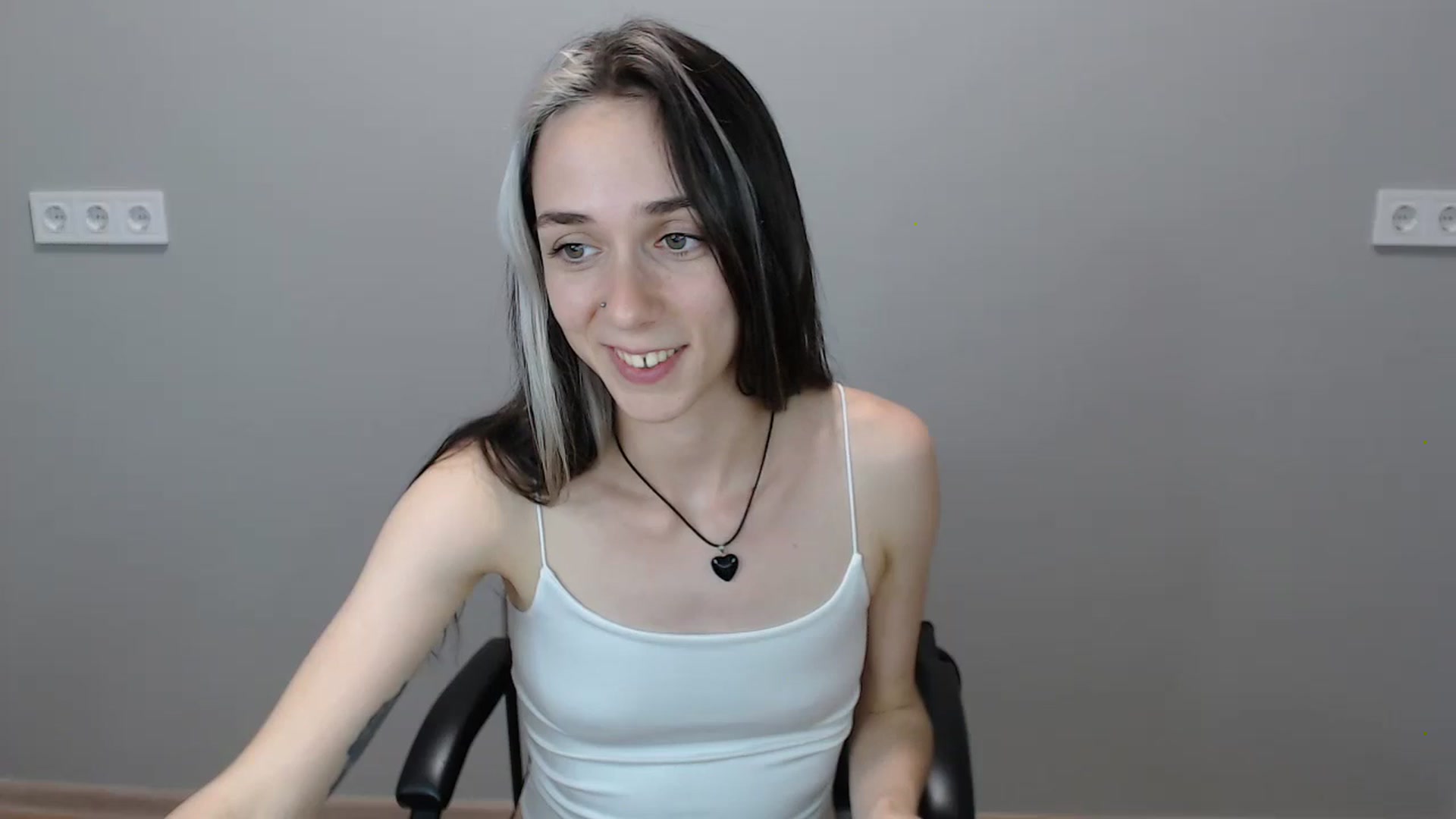 Gallery image thumbnail from JessicaDix's myfreecams stream on, 06/30/2024, 12:03 image 17 of 20