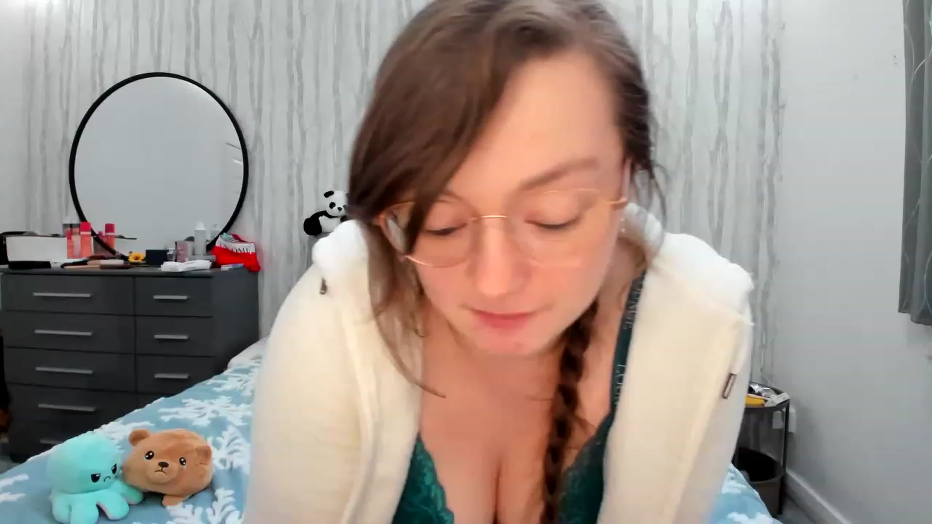 Gallery image thumbnail from JessieBear_'s myfreecams stream on, 12/06/2022, 18:56 image 18 of 20