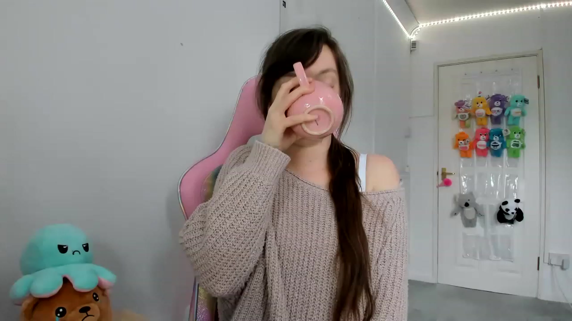 Gallery image thumbnail from JessieBear_'s myfreecams stream on, 02/01/2023, 15:36 image 17 of 20