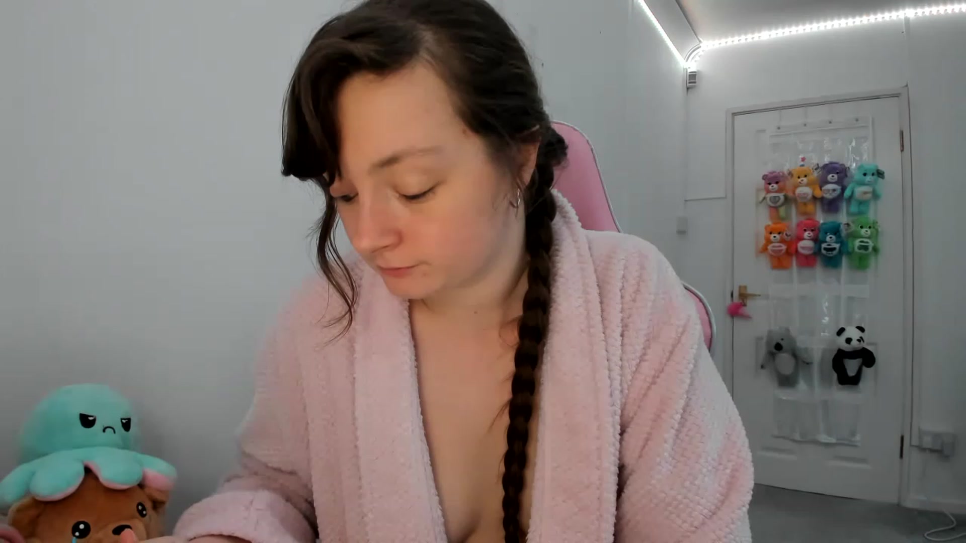 Gallery image thumbnail from JessieBear_'s myfreecams stream on, 02/06/2023, 22:12 image 18 of 20