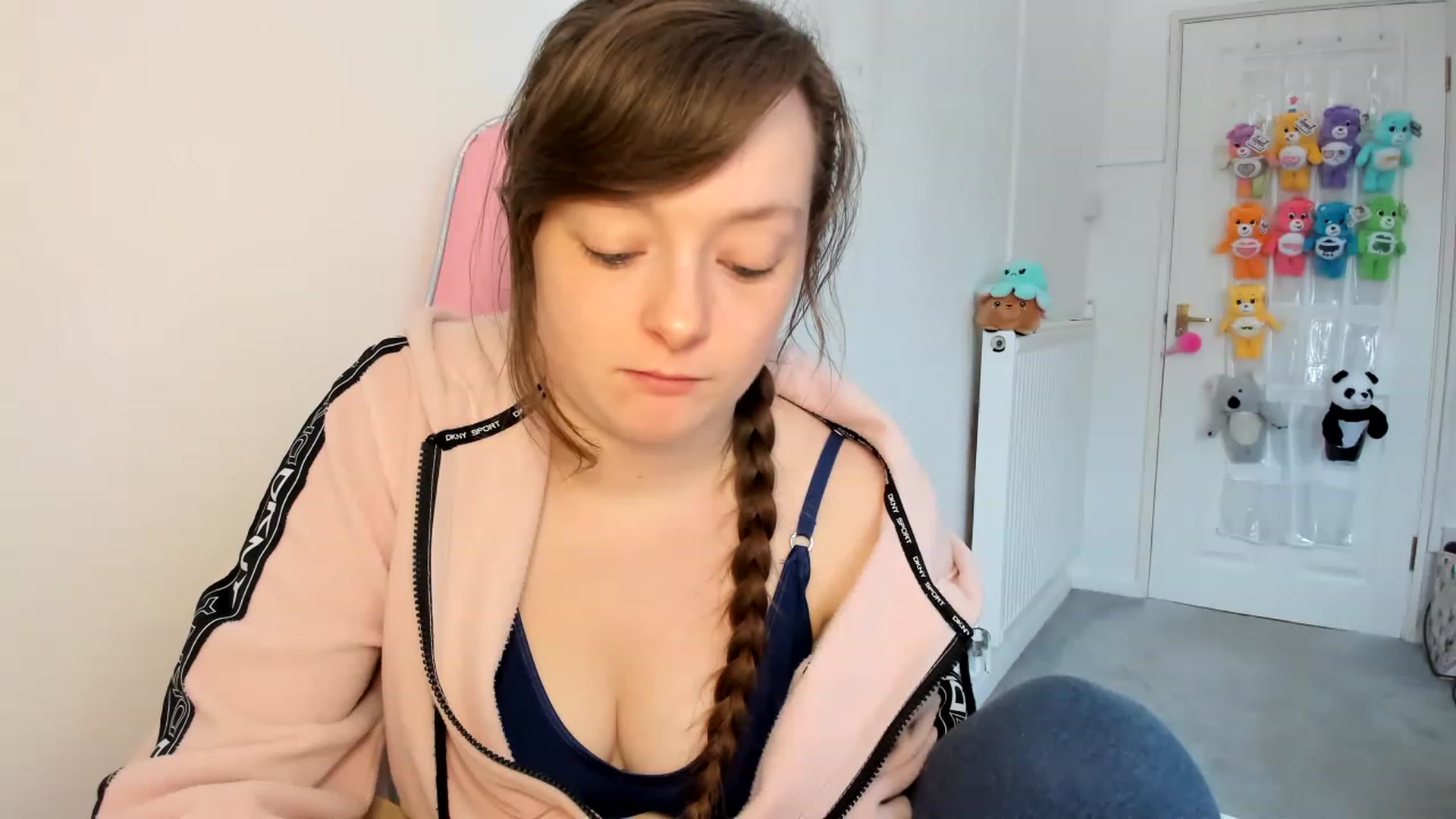 Gallery image thumbnail from JessieBear_'s myfreecams stream on, 03/03/2023, 16:14 image 18 of 20