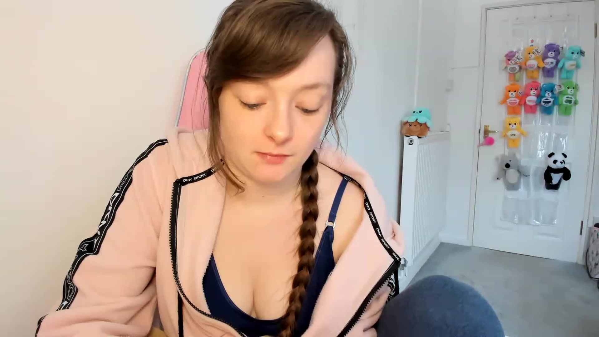 Gallery image thumbnail from JessieBear_'s myfreecams stream on, 03/03/2023, 16:14 image 13 of 20