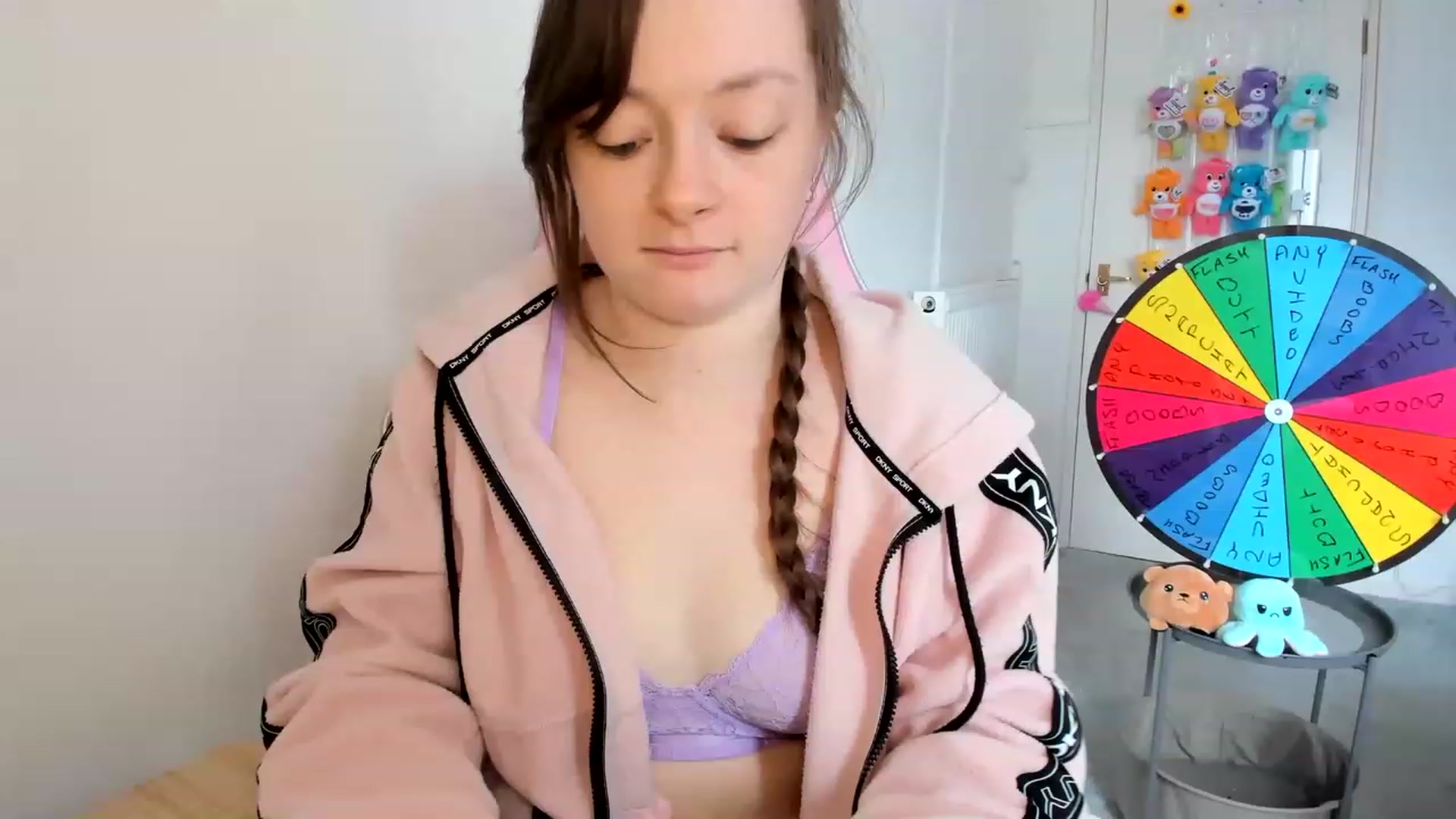 Gallery image thumbnail from JessieBear_'s myfreecams stream on, 03/14/2023, 16:46 image 6 of 20