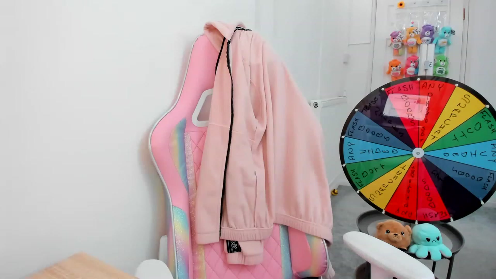 Gallery image thumbnail from JessieBear_'s myfreecams stream on, 03/14/2023, 22:45 image 14 of 20