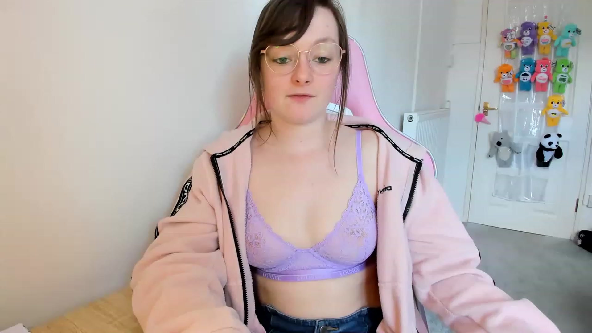Gallery image thumbnail from JessieBear_'s myfreecams stream on, 03/22/2023, 15:39 image 19 of 20