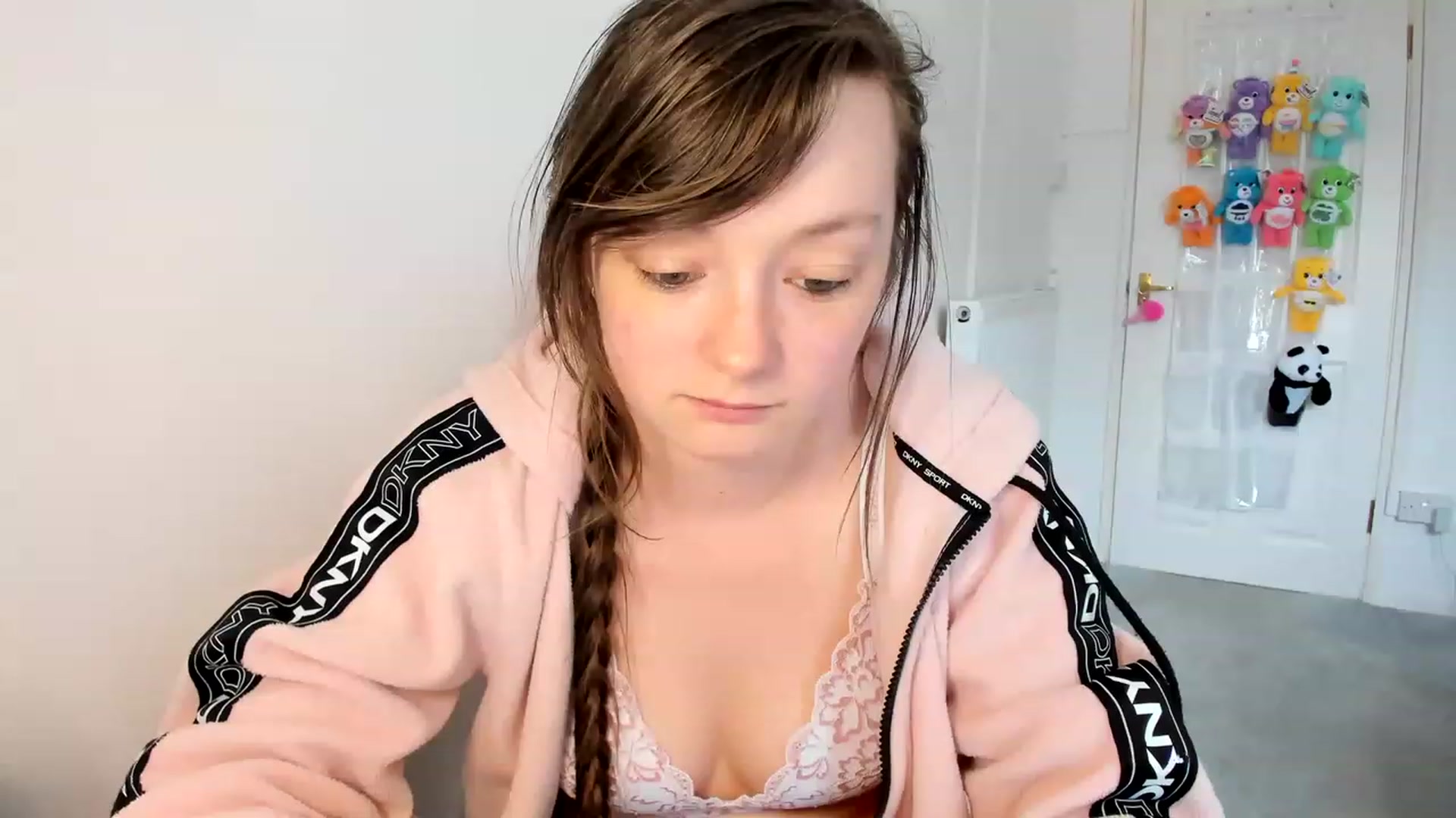 Gallery image thumbnail from JessieBear_'s myfreecams stream on, 04/21/2023, 14:34 image 1 of 20