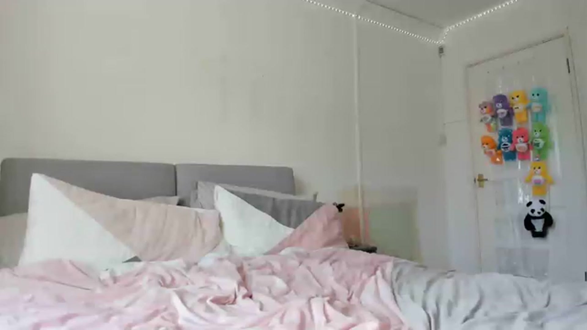 Gallery image thumbnail from JessieBear_'s myfreecams stream on, 08/17/2023, 13:31 image 9 of 20