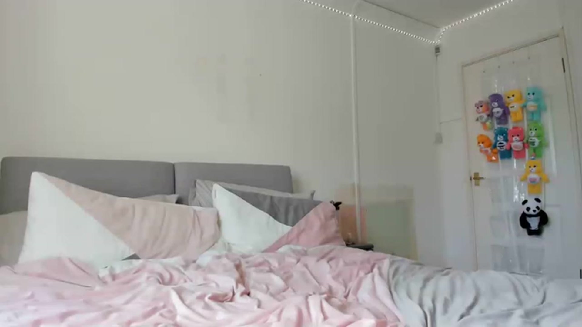 Gallery image thumbnail from JessieBear_'s myfreecams stream on, 08/17/2023, 13:31 image 8 of 20