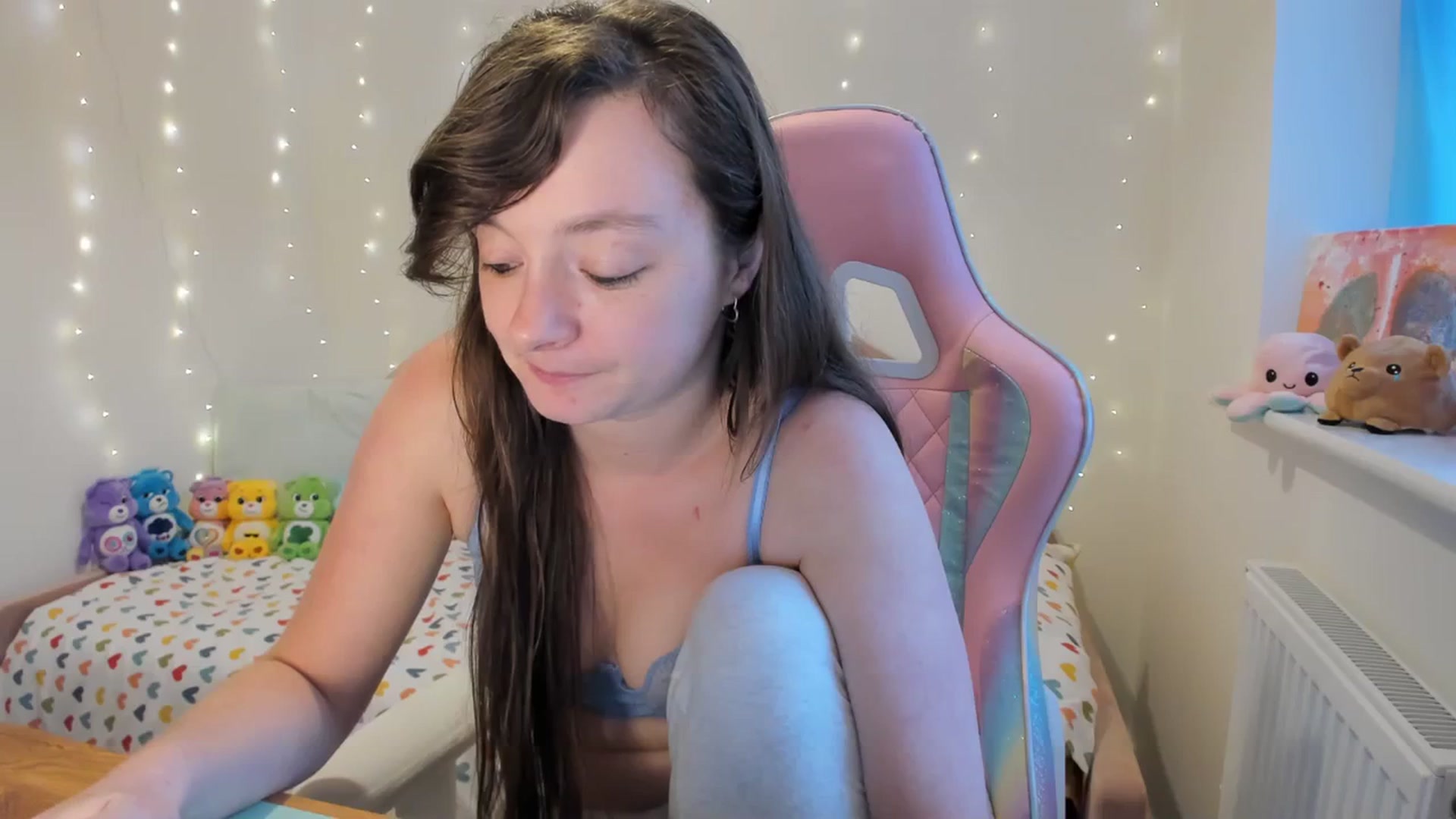 Gallery image thumbnail from JessieBear_'s myfreecams stream on, 10/10/2023, 17:10 image 14 of 20