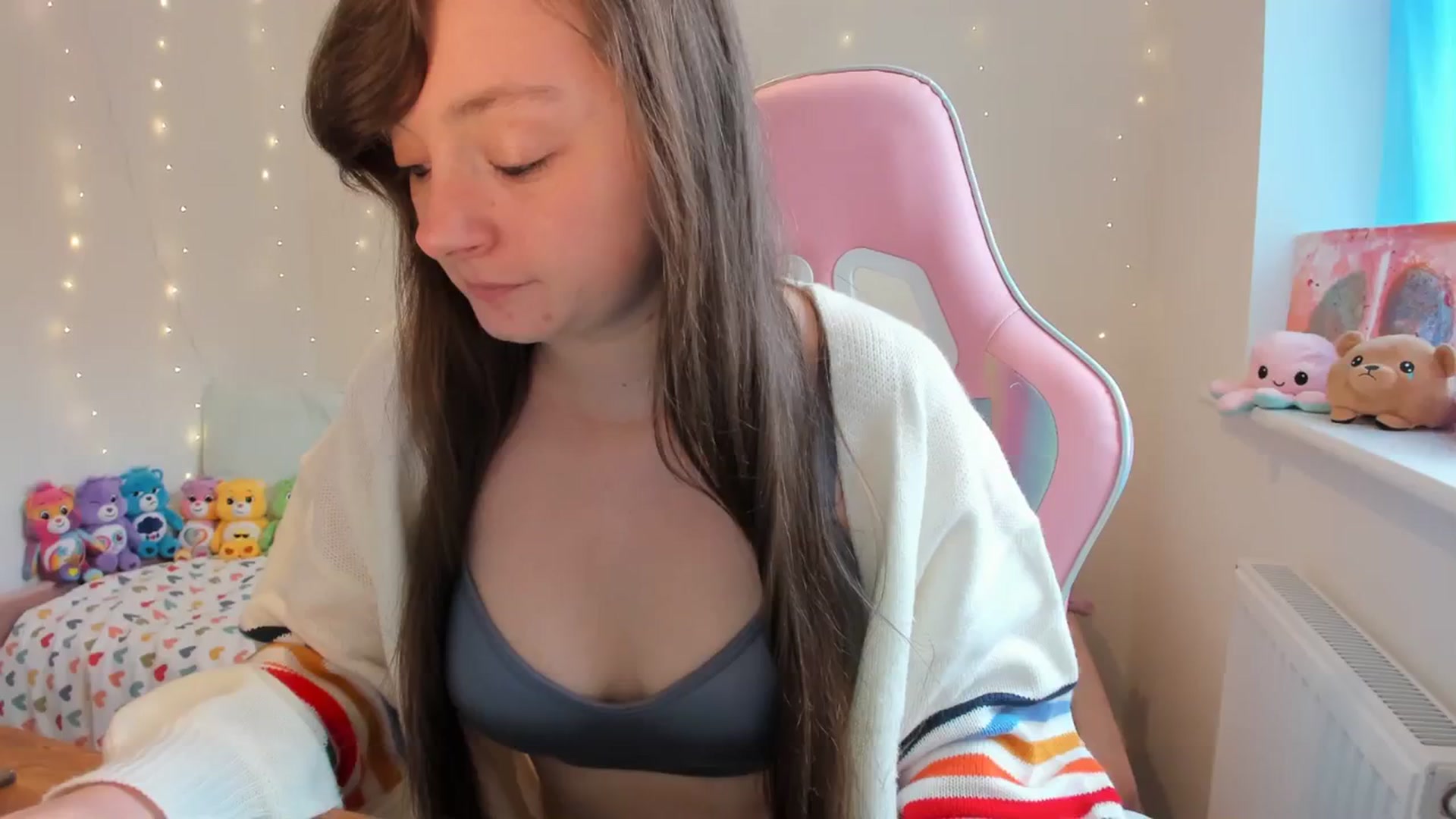 Gallery image thumbnail from JessieBear_'s myfreecams stream on, 10/18/2023, 15:51 image 1 of 20