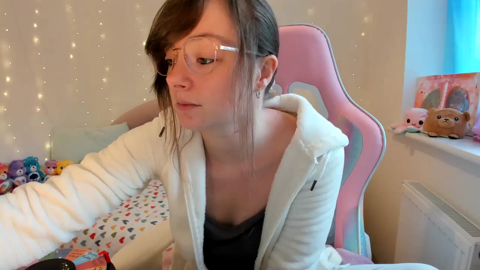 Gallery image thumbnail from JessieBear_'s myfreecams stream on, 10/24/2023, 16:12 image 10 of 20