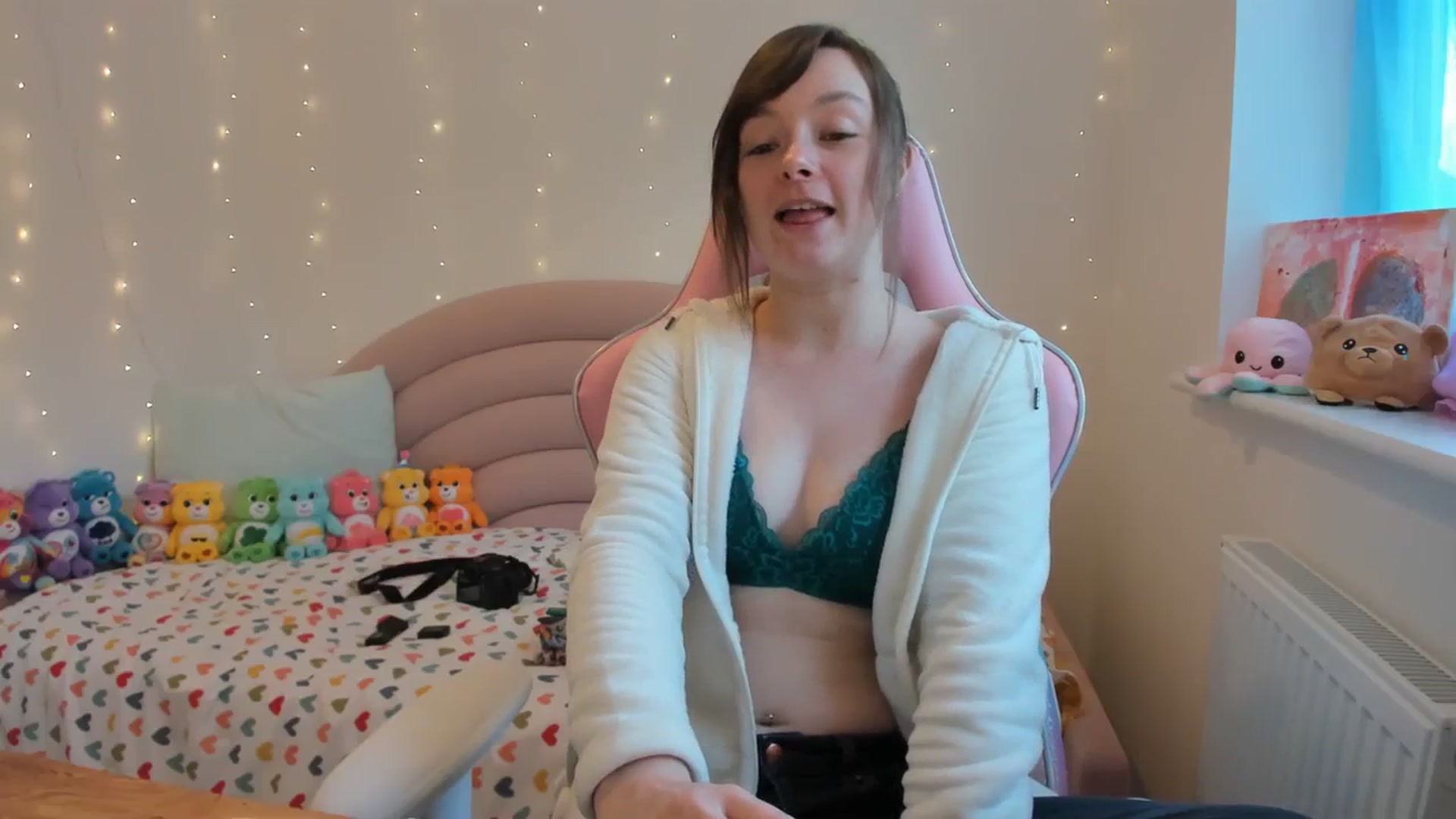 Gallery image thumbnail from JessieBear_'s myfreecams stream on, 10/27/2023, 15:09 image 19 of 20