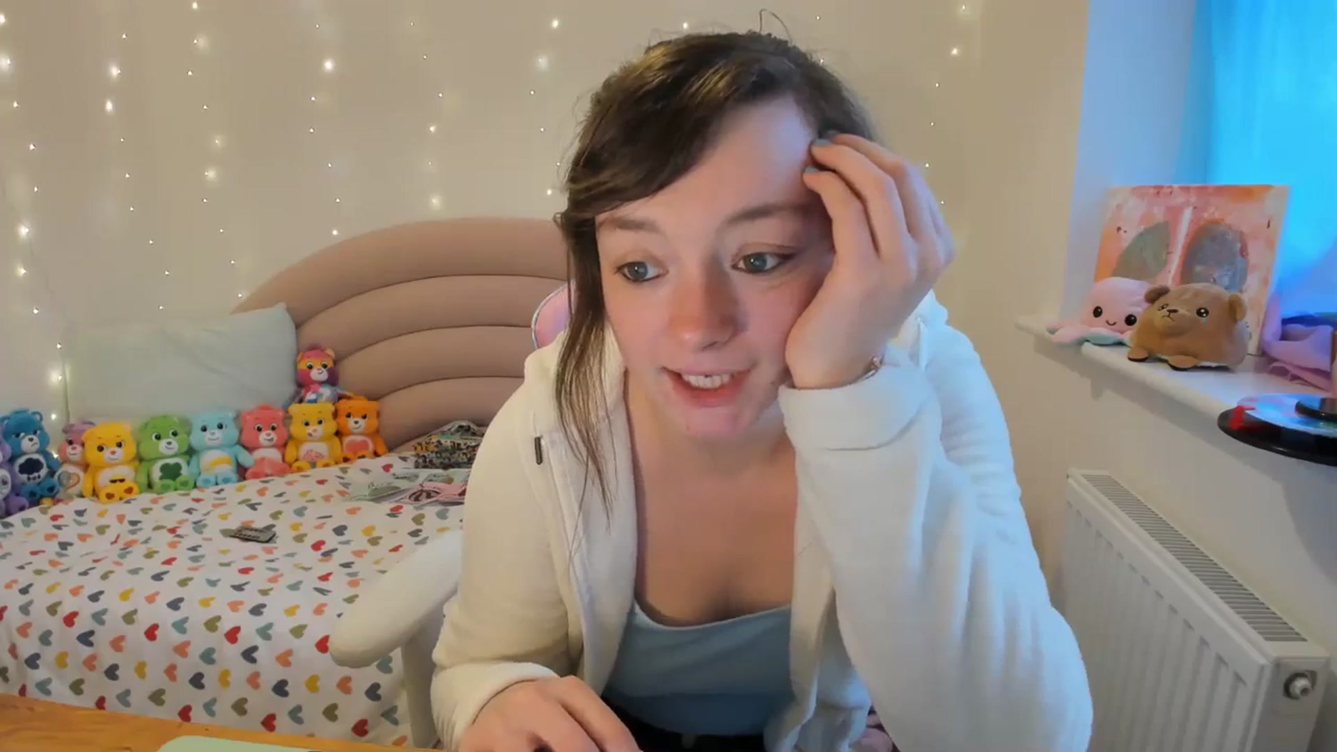 Gallery image thumbnail from JessieBear_'s myfreecams stream on, 11/17/2023, 15:24 image 14 of 20