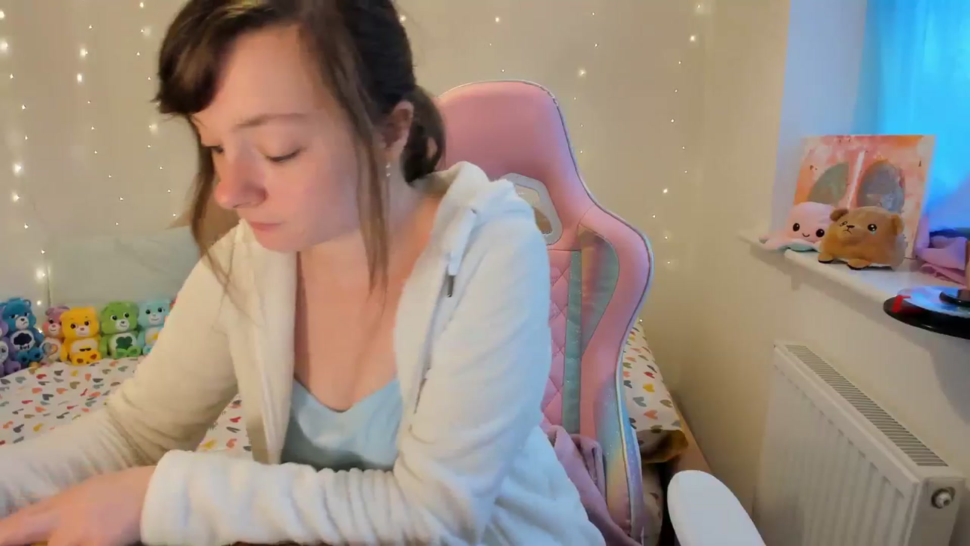 Gallery image thumbnail from JessieBear_'s myfreecams stream on, 11/17/2023, 15:24 image 6 of 20