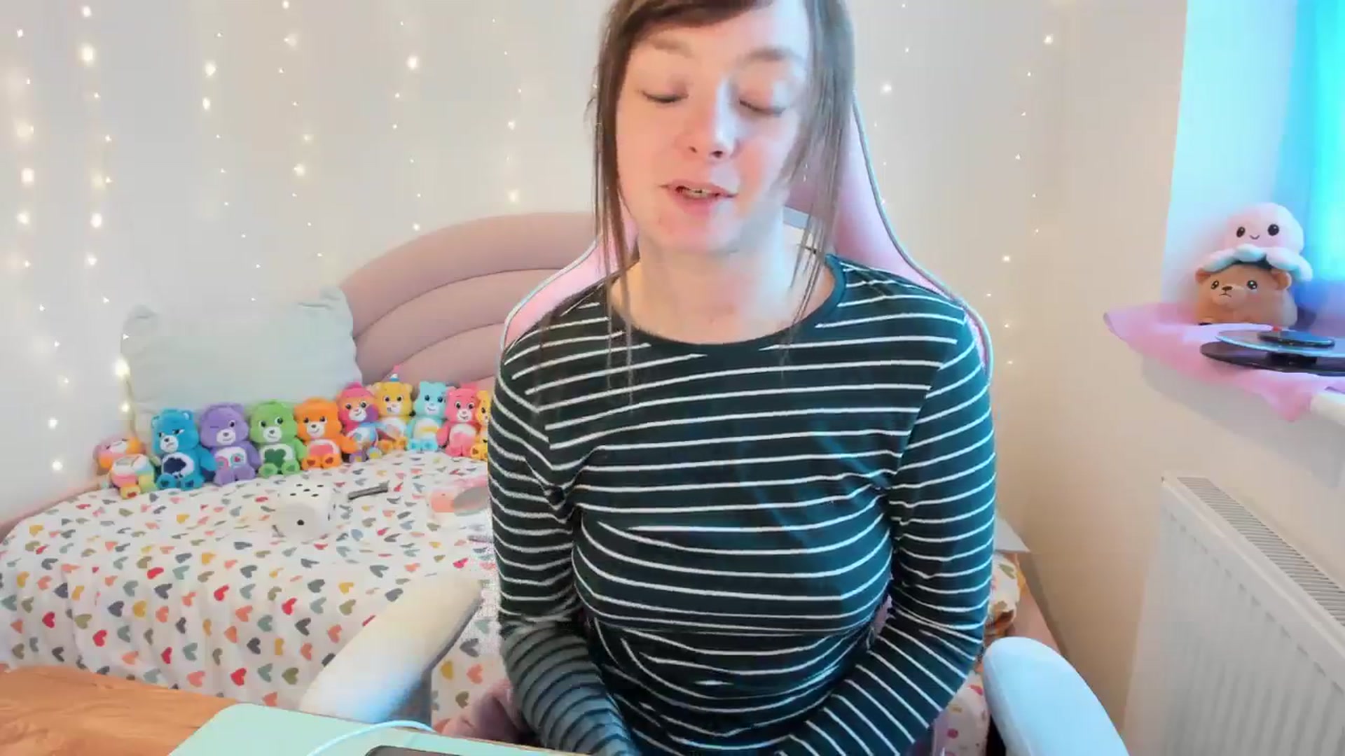 Gallery image thumbnail from JessieBear_'s myfreecams stream on, 12/01/2023, 15:12 image 16 of 20