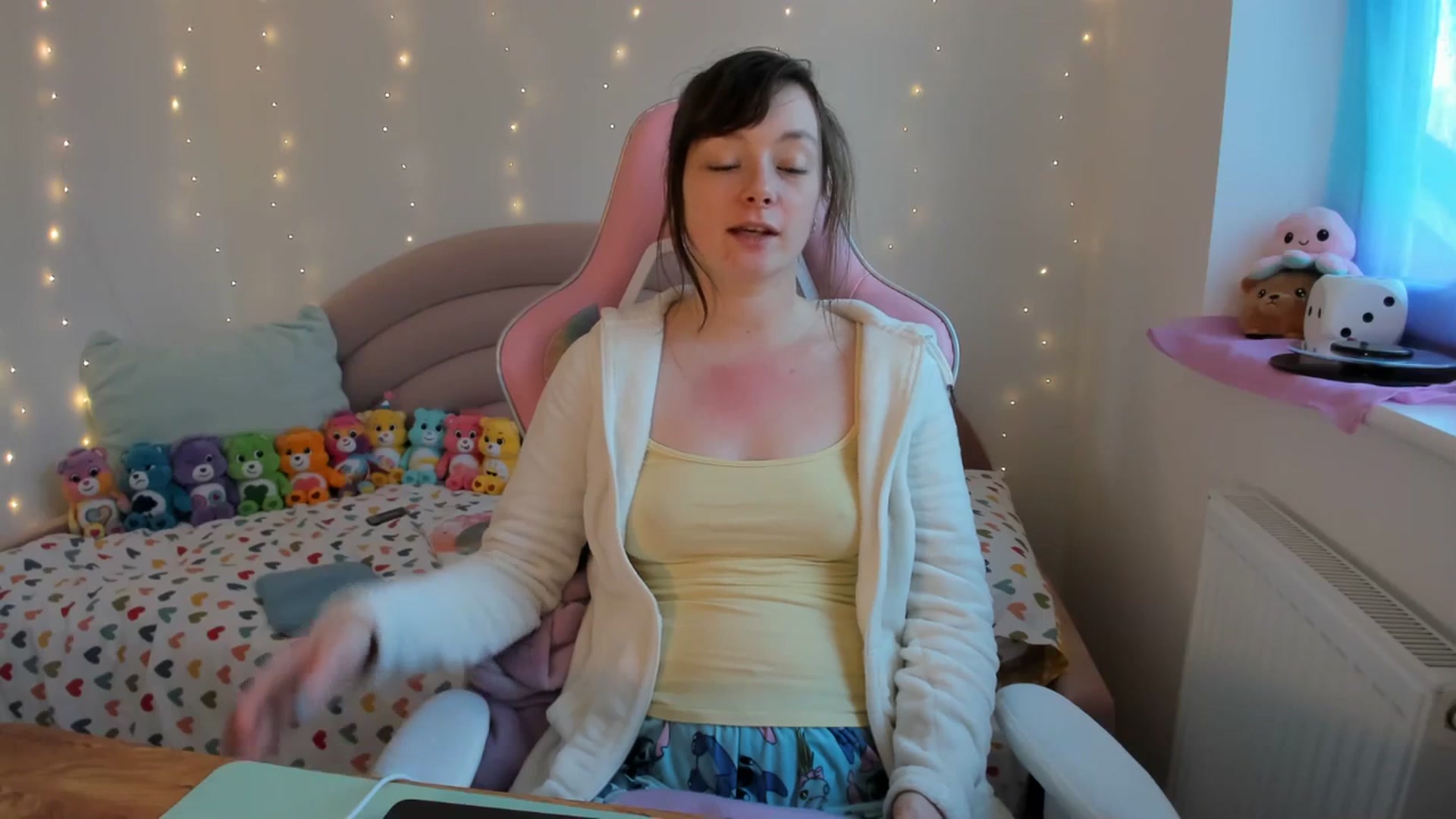 Gallery image thumbnail from JessieBear_'s myfreecams stream on, 12/05/2023, 15:42 image 9 of 20