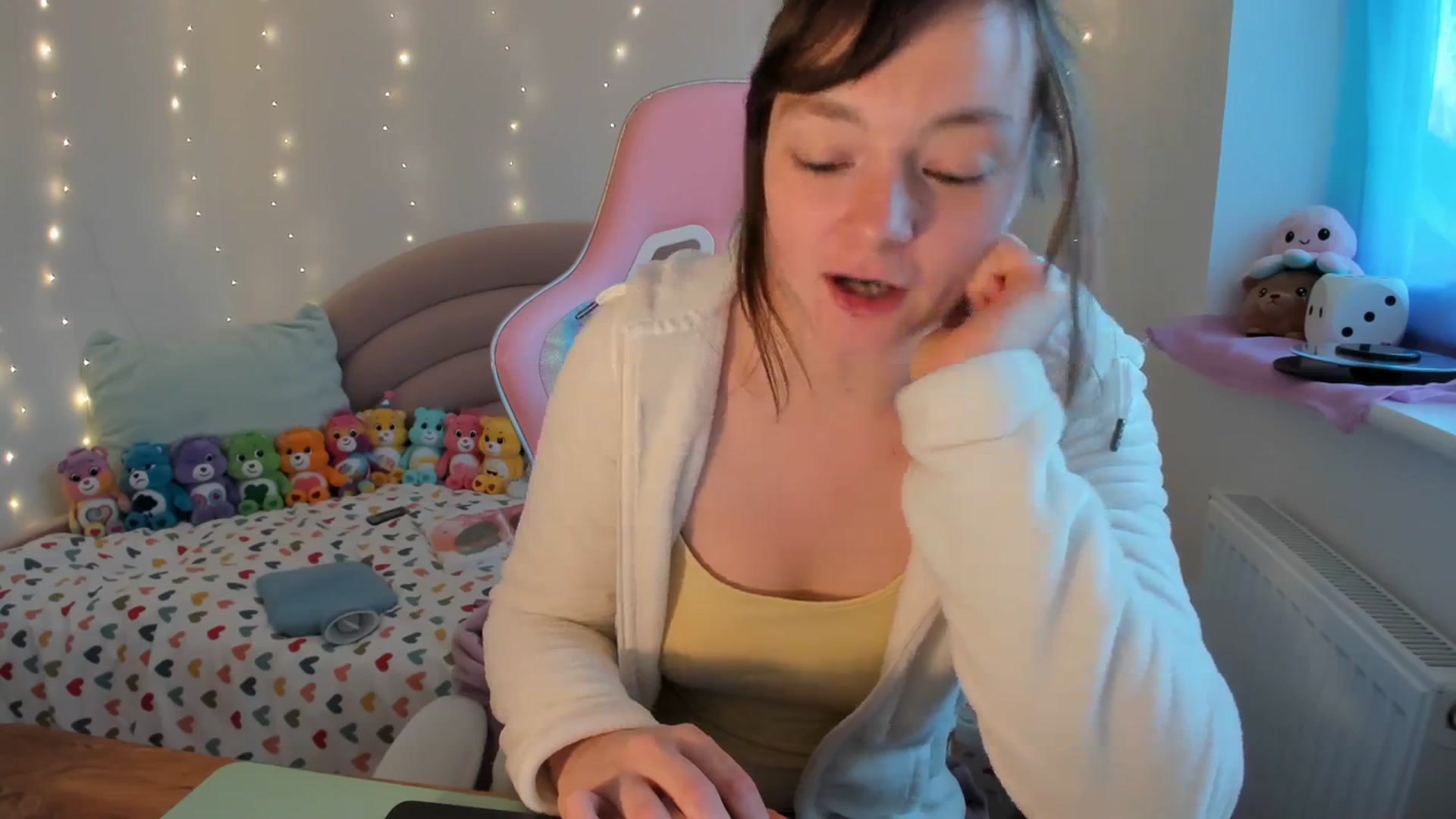Gallery image thumbnail from JessieBear_'s myfreecams stream on, 12/05/2023, 15:42 image 18 of 20