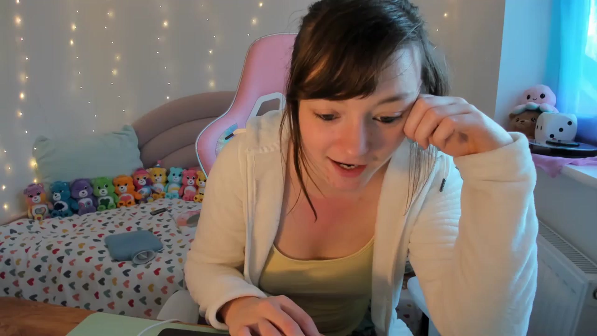 Gallery image thumbnail from JessieBear_'s myfreecams stream on, 12/05/2023, 15:42 image 10 of 20