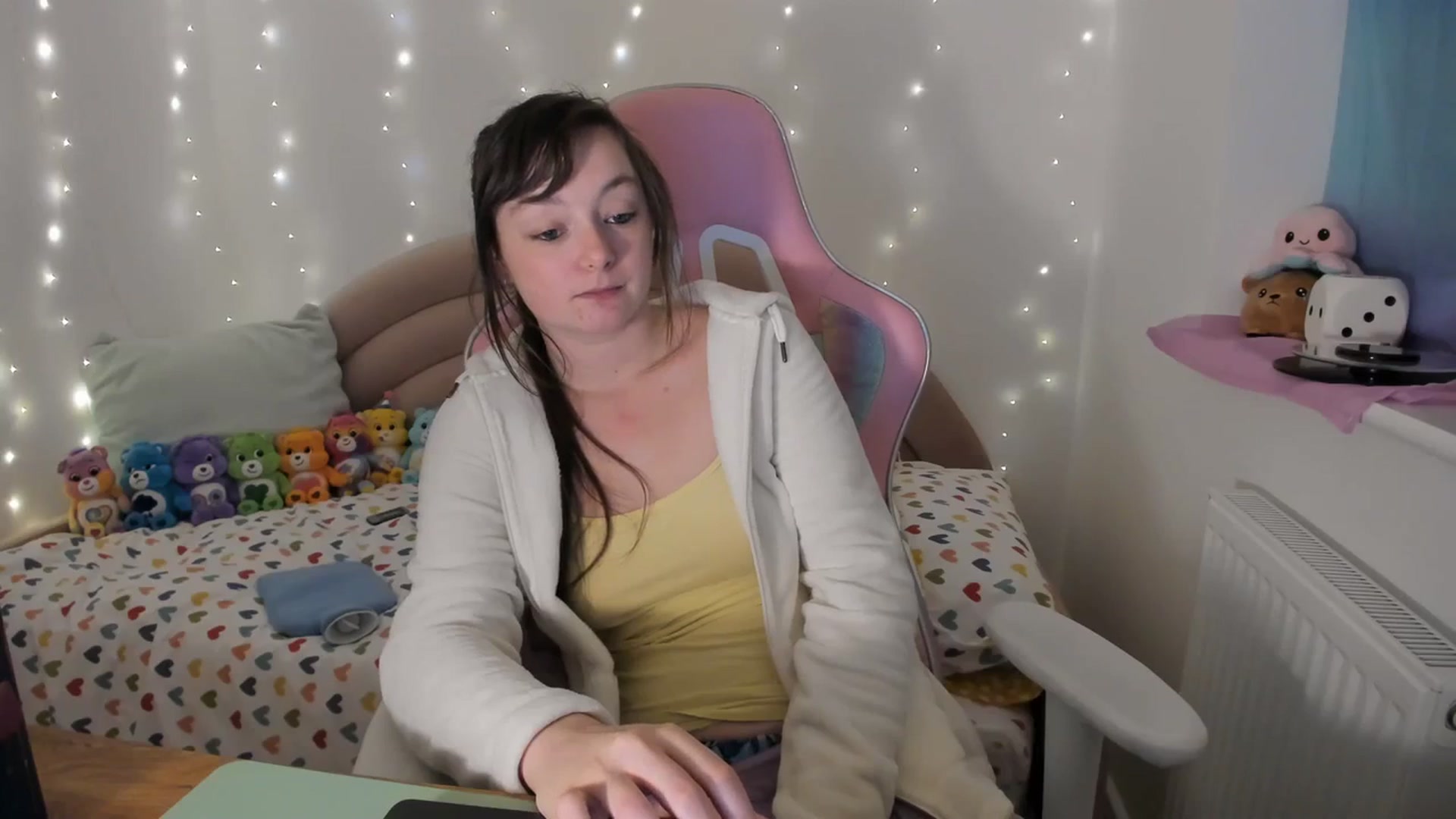 Gallery image thumbnail from JessieBear_'s myfreecams stream on, 12/05/2023, 18:12 image 14 of 20