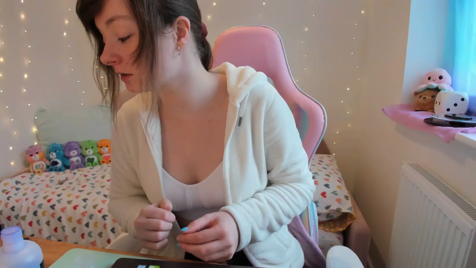 Gallery image thumbnail from JessieBear_'s myfreecams stream on, 12/08/2023, 14:01 image 1 of 20