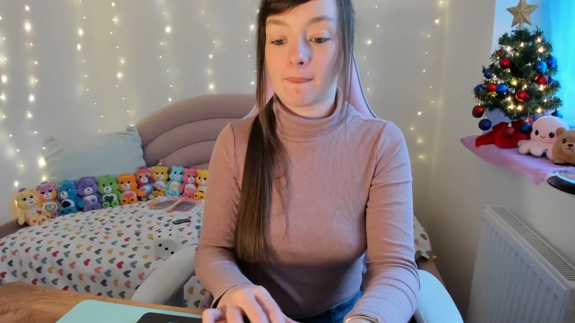 Gallery image thumbnail from JessieBear_'s myfreecams stream on, 12/11/2023, 18:14 image 3 of 20