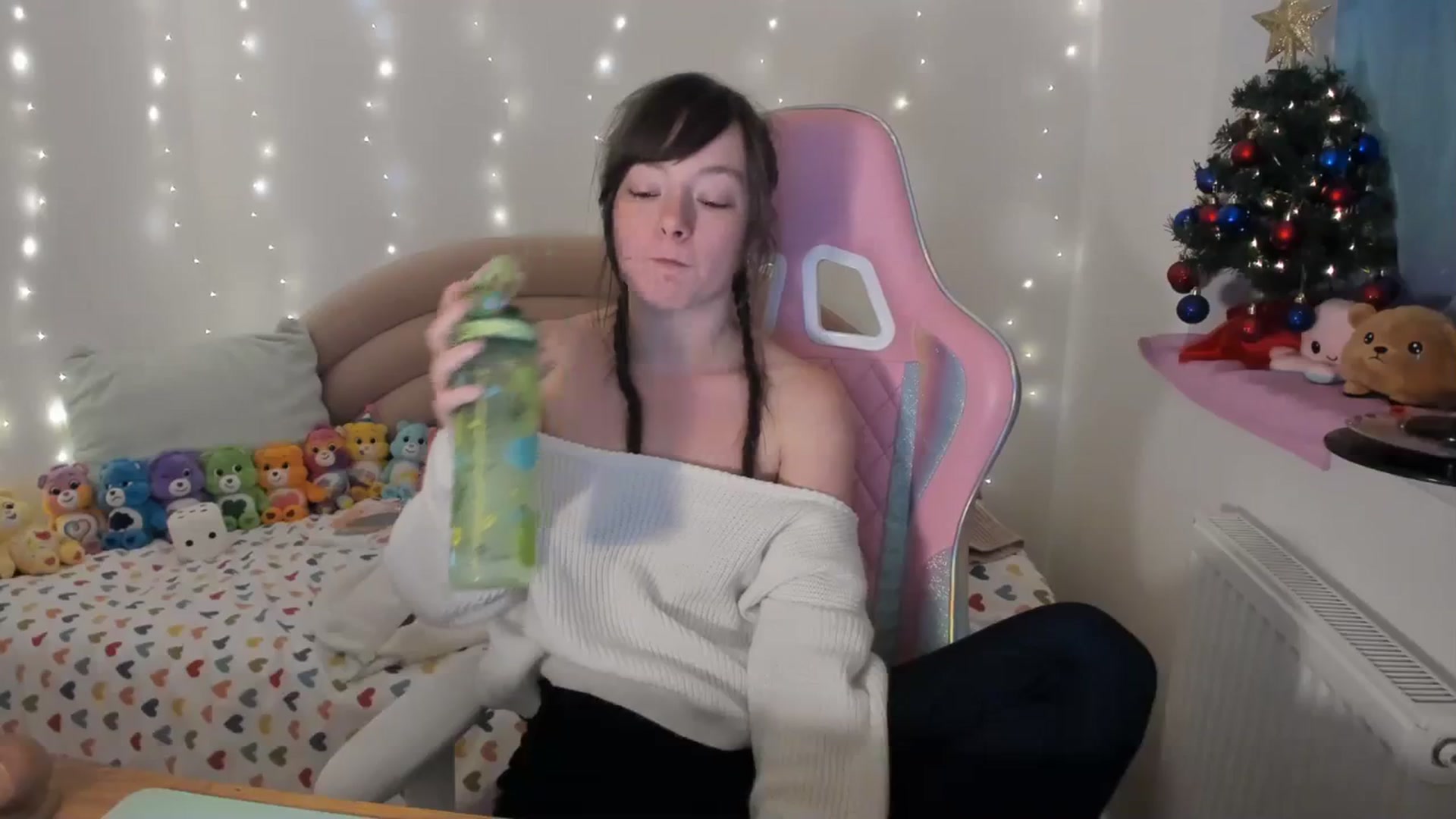 Gallery image thumbnail from JessieBear_'s myfreecams stream on, 12/14/2023, 17:59 image 12 of 20