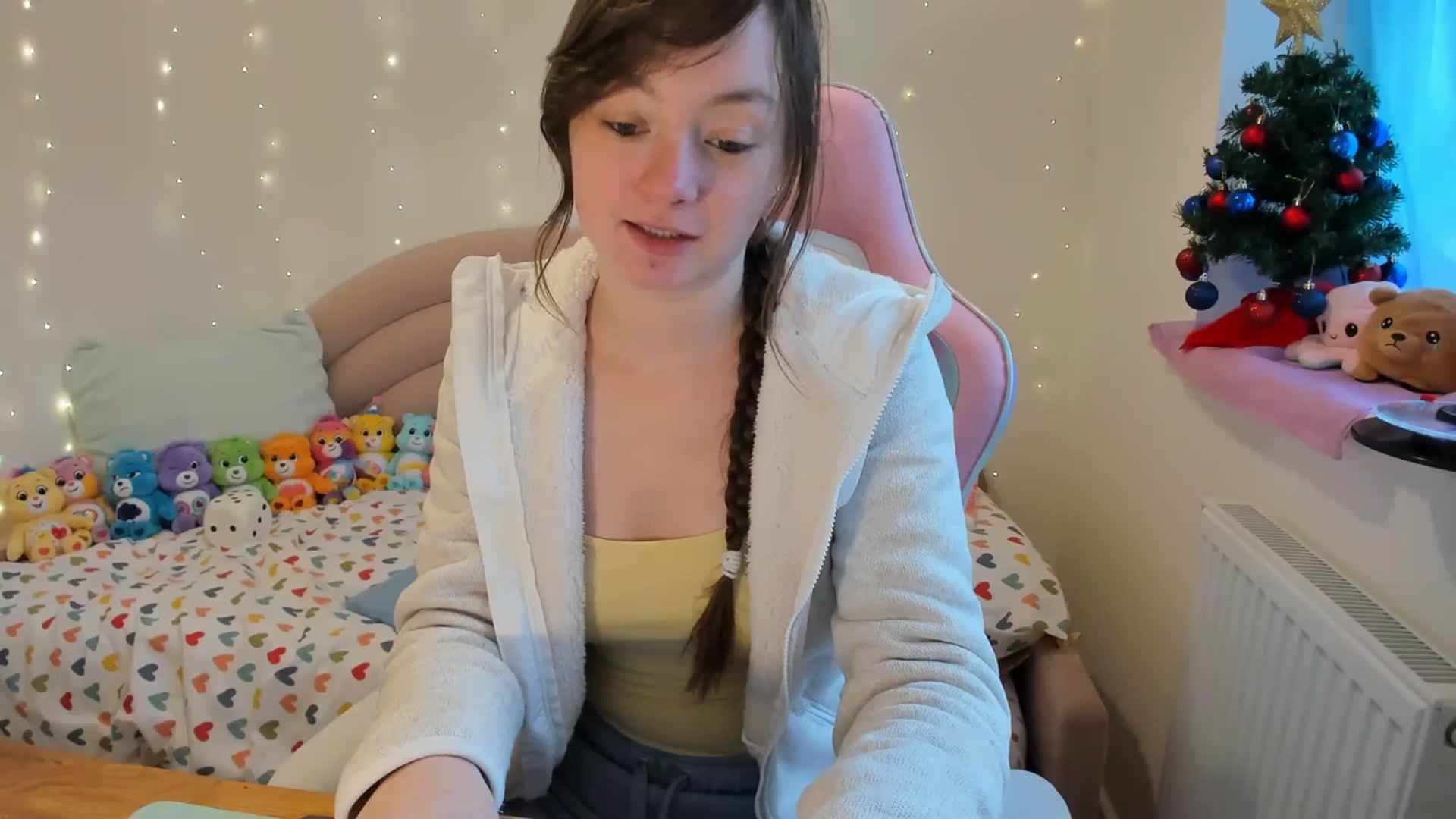 Gallery image thumbnail from JessieBear_'s myfreecams stream on, 12/18/2023, 14:20 image 10 of 20