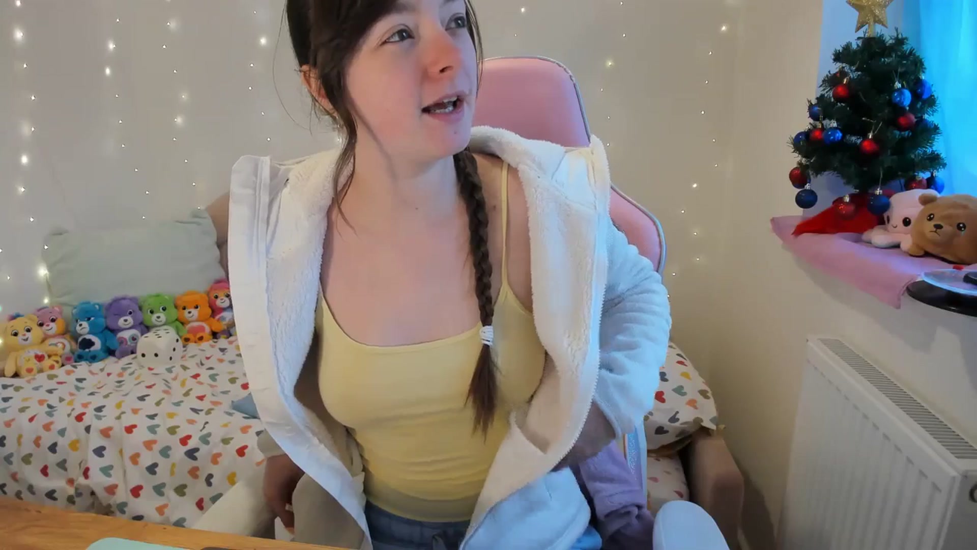 Gallery image thumbnail from JessieBear_'s myfreecams stream on, 12/18/2023, 14:20 image 15 of 20