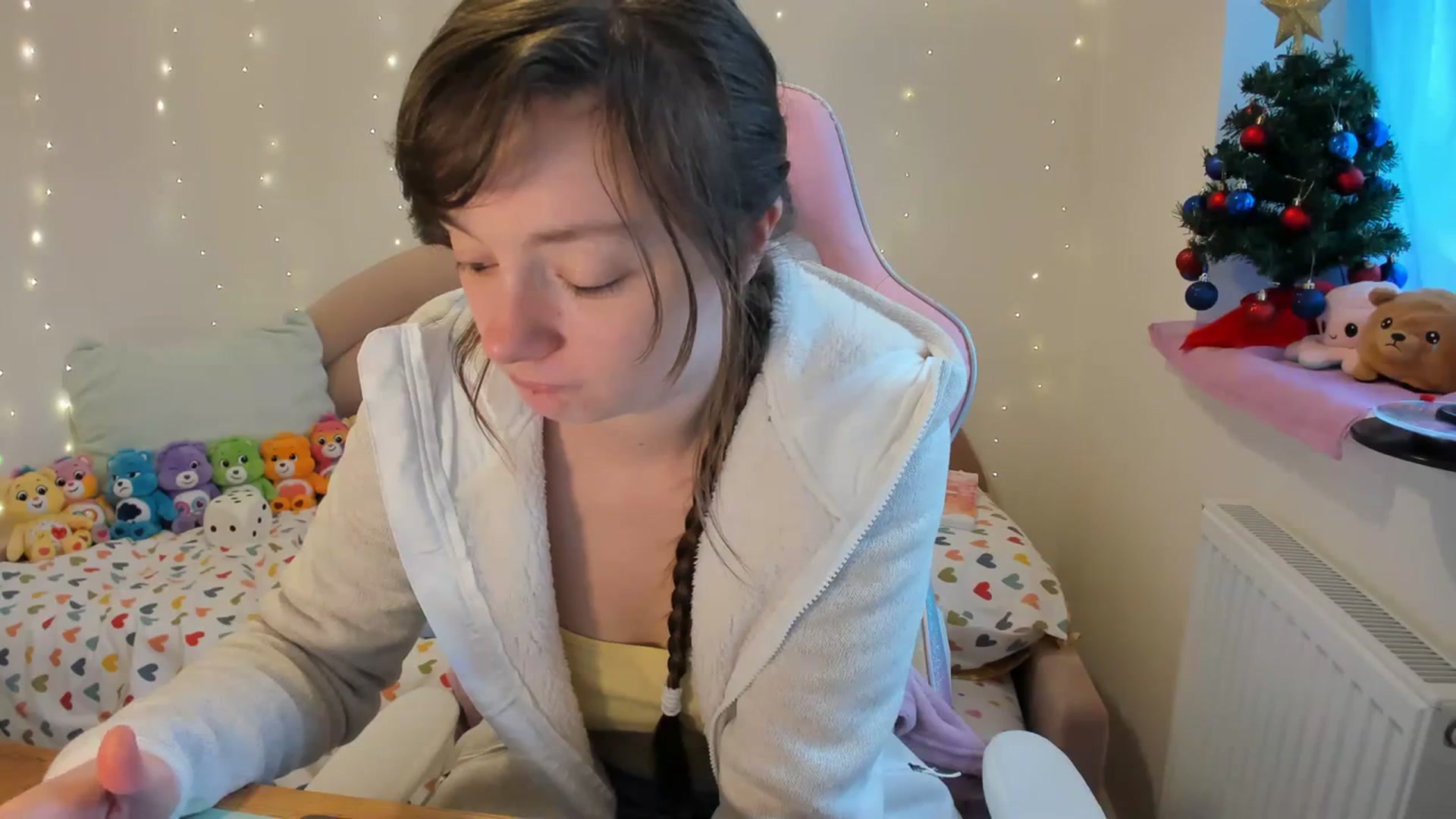 Gallery image thumbnail from JessieBear_'s myfreecams stream on, 12/18/2023, 14:20 image 5 of 20