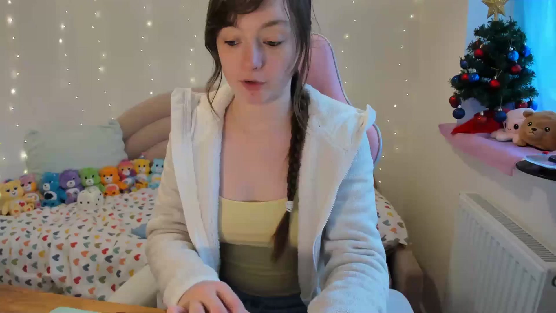 Gallery image thumbnail from JessieBear_'s myfreecams stream on, 12/18/2023, 14:20 image 7 of 20