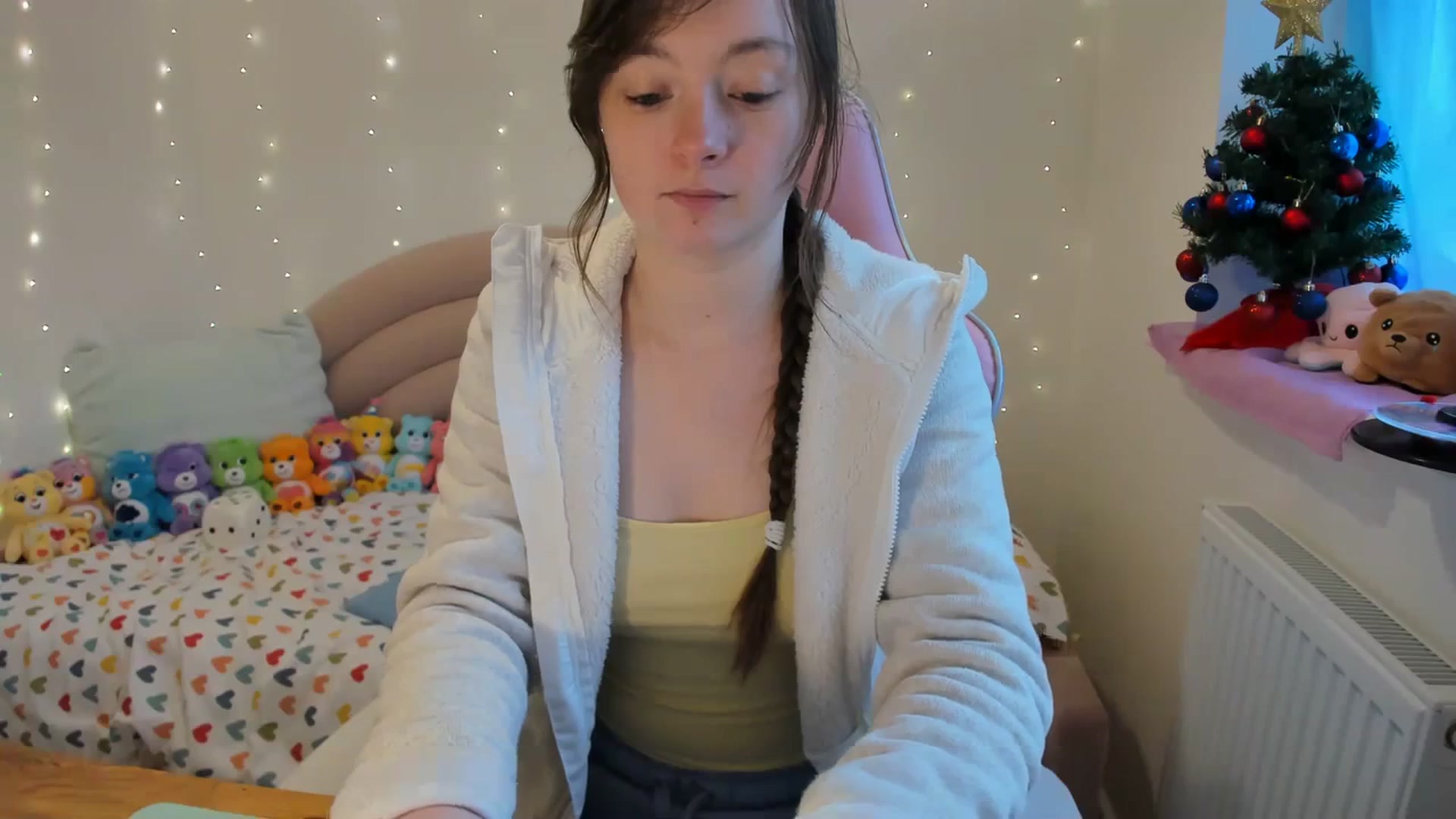 Gallery image thumbnail from JessieBear_'s myfreecams stream on, 12/18/2023, 14:20 image 9 of 20