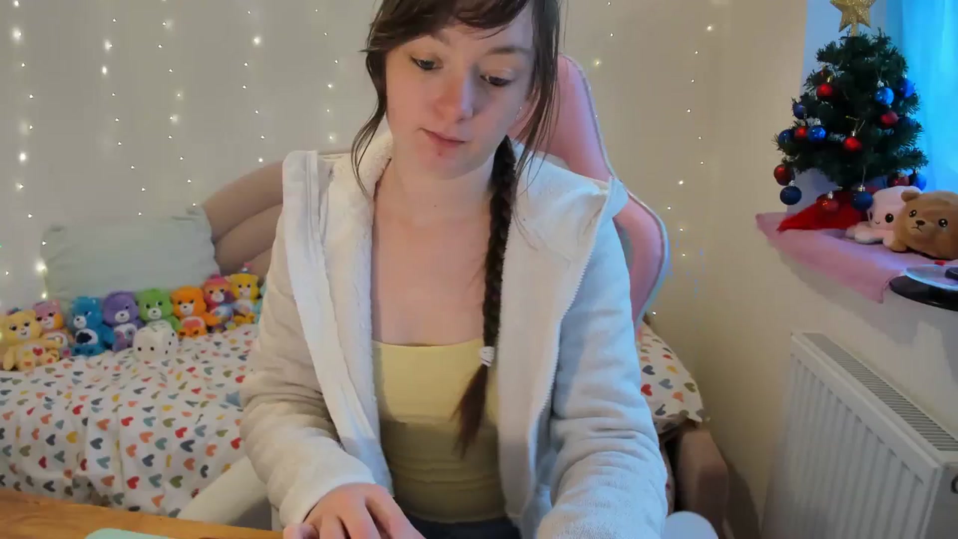 Gallery image thumbnail from JessieBear_'s myfreecams stream on, 12/18/2023, 14:20 image 14 of 20