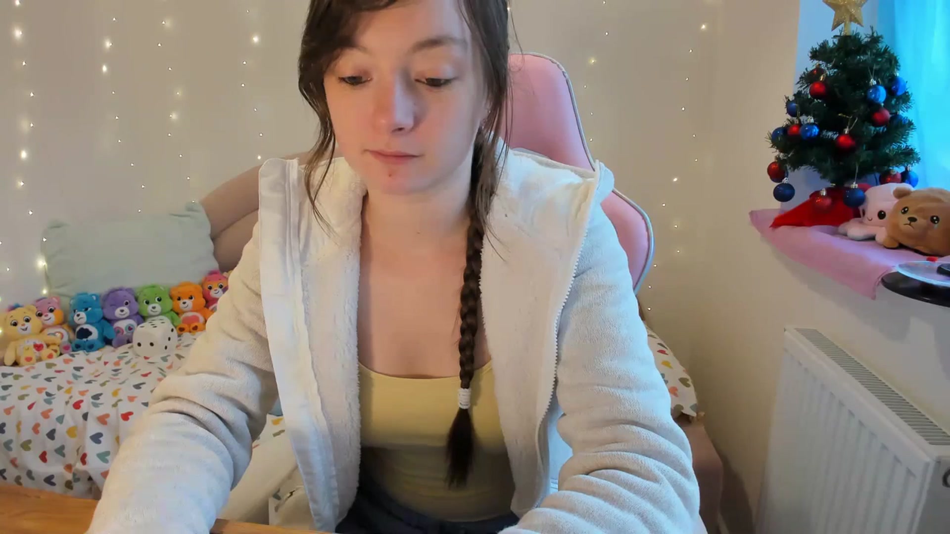 Gallery image thumbnail from JessieBear_'s myfreecams stream on, 12/18/2023, 14:20 image 2 of 20
