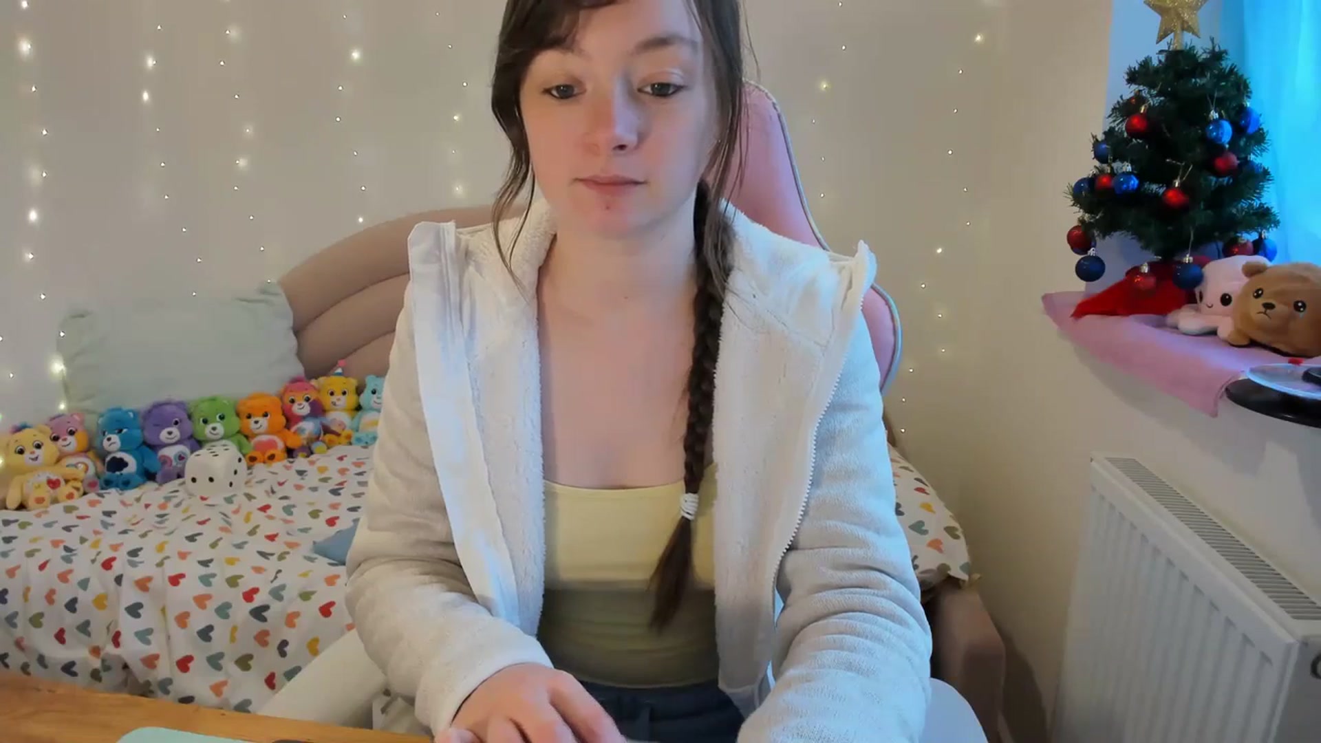 Gallery image thumbnail from JessieBear_'s myfreecams stream on, 12/18/2023, 14:20 image 3 of 20
