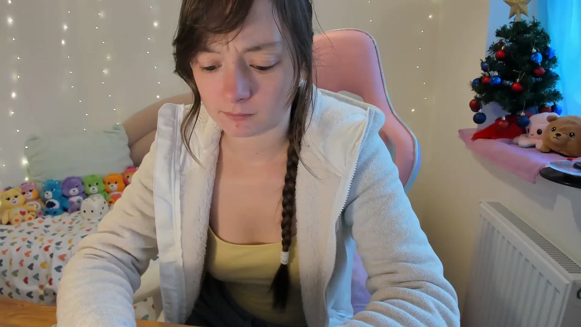 Gallery image thumbnail from JessieBear_'s myfreecams stream on, 12/18/2023, 14:20 image 13 of 20